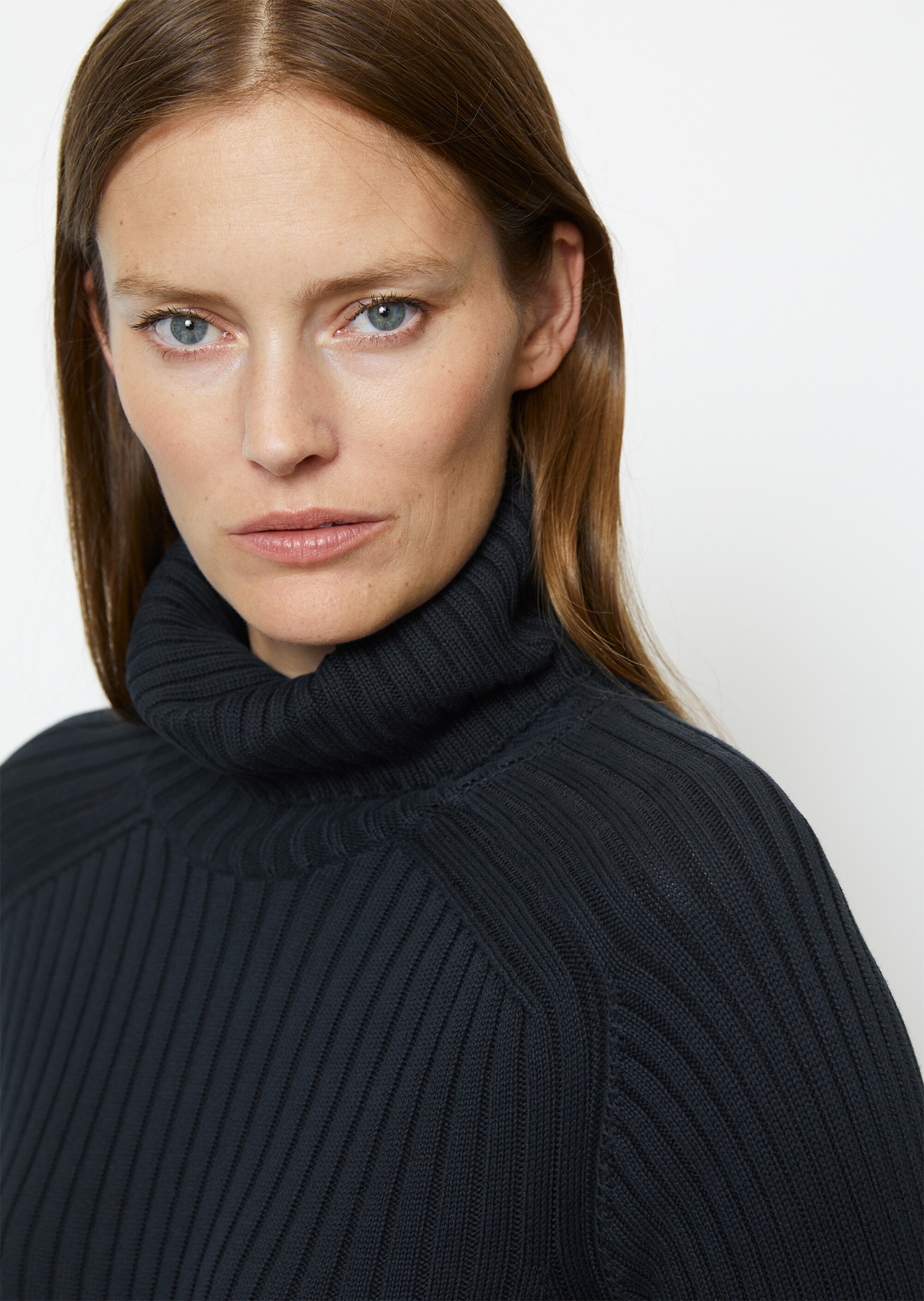 Gerippter Rollkragenpullover slim aus Organic Cotton