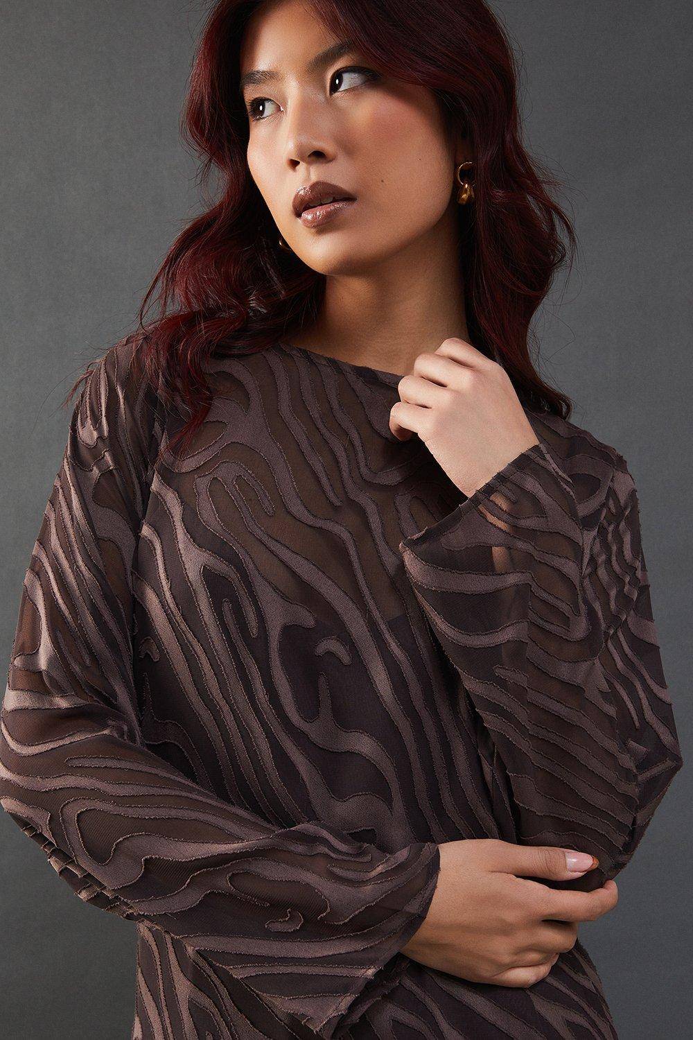 Warehouse Robe Maxi Colonne en Mousseline Dévorée à Manches Longues Petite Taille