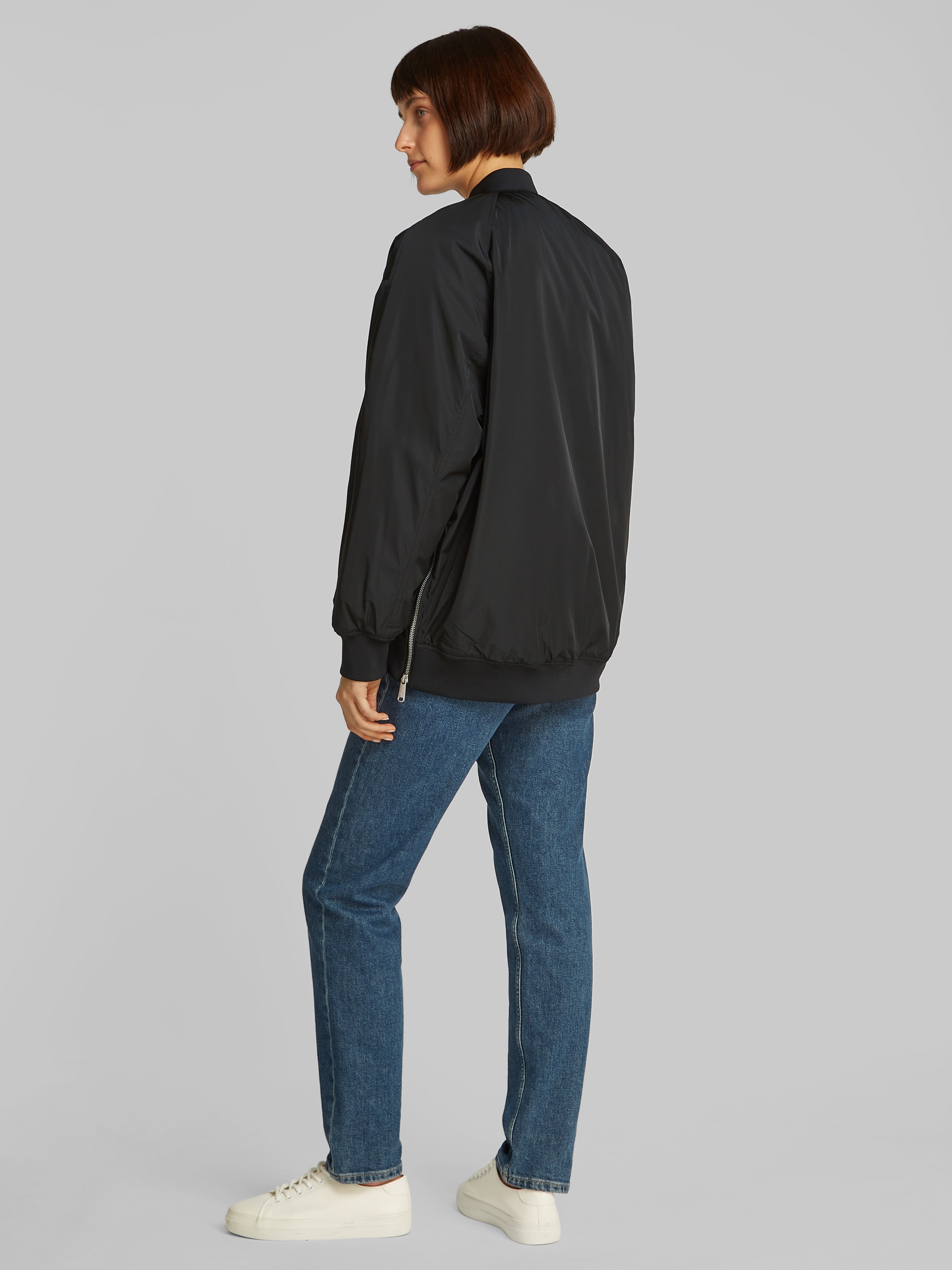 Calvin Klein Jeans Bomberjacke »LONG BOMBER« mit Logodruck, Rumpfabschluss verengt durch Gummizug