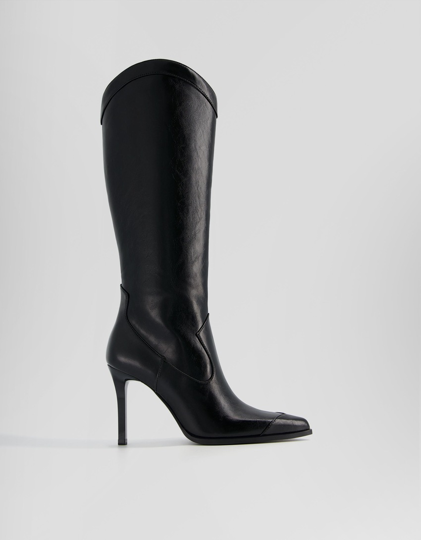 Botas de cowboy com salto agulha e zíper.