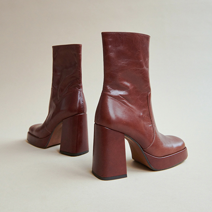 Boots à talons et bouts carrés  en cuir vieilli marron