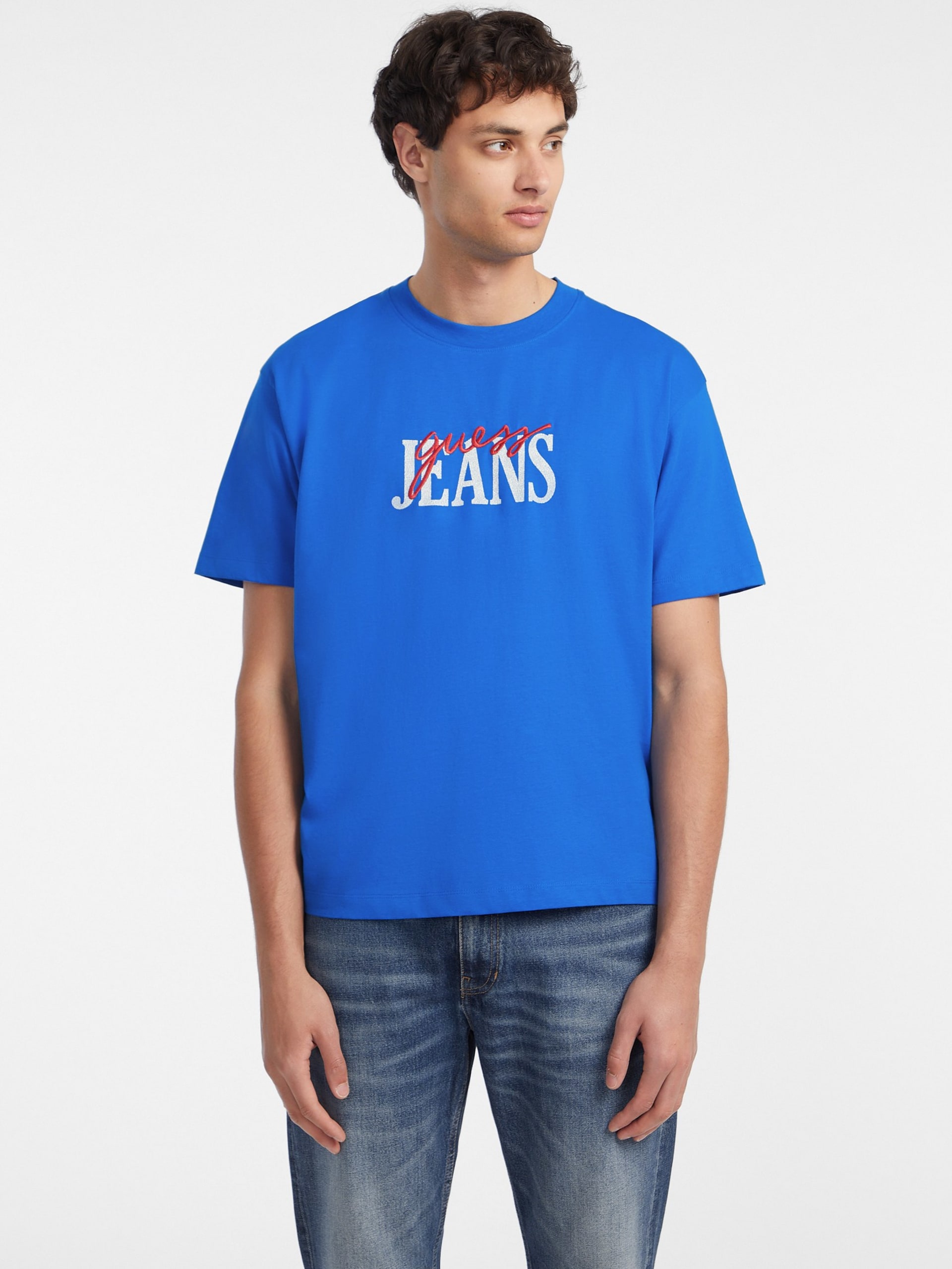 Camiseta com logos variados