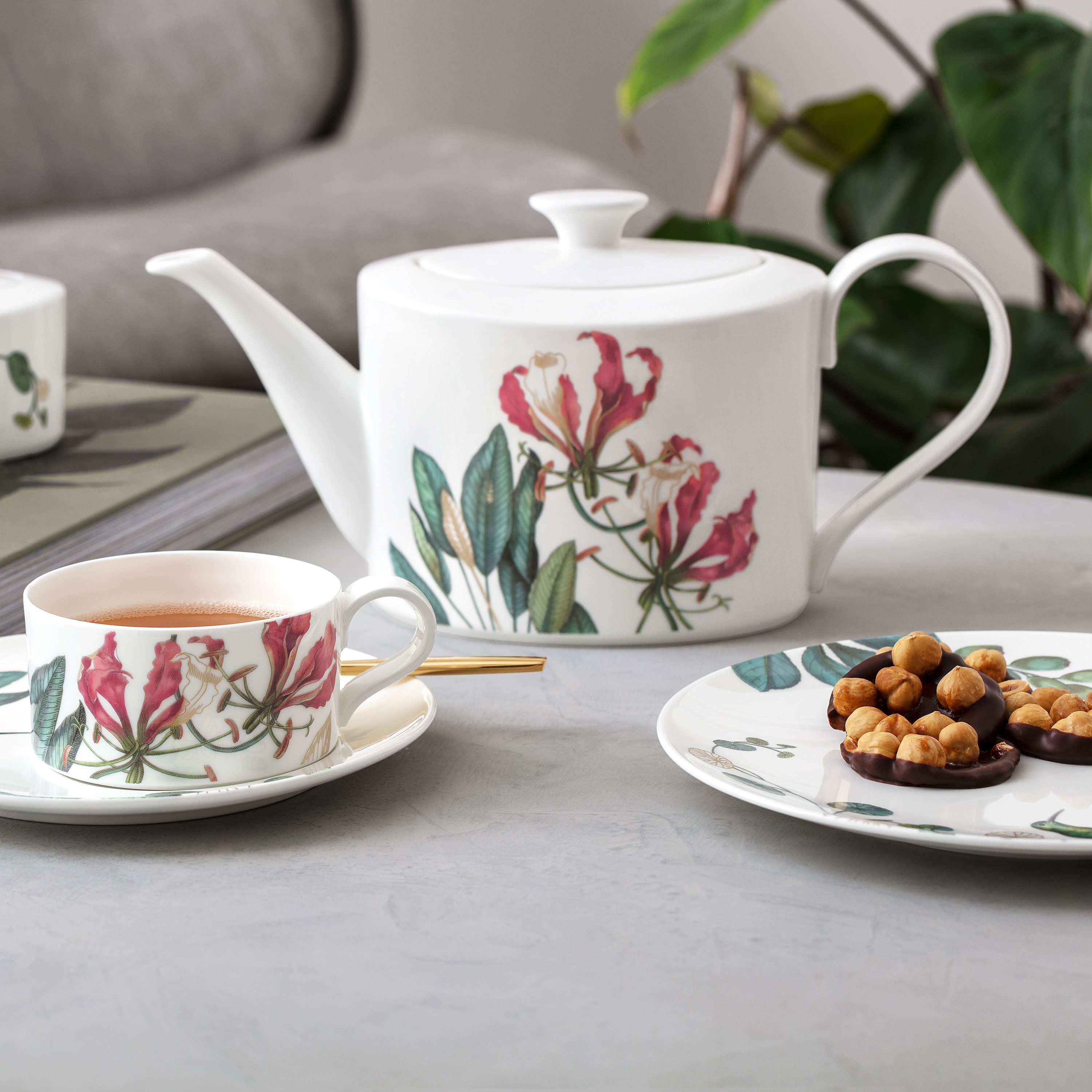Avarua Teapot Multi-colored, 40.6 oz, Premium Bone Porcelain