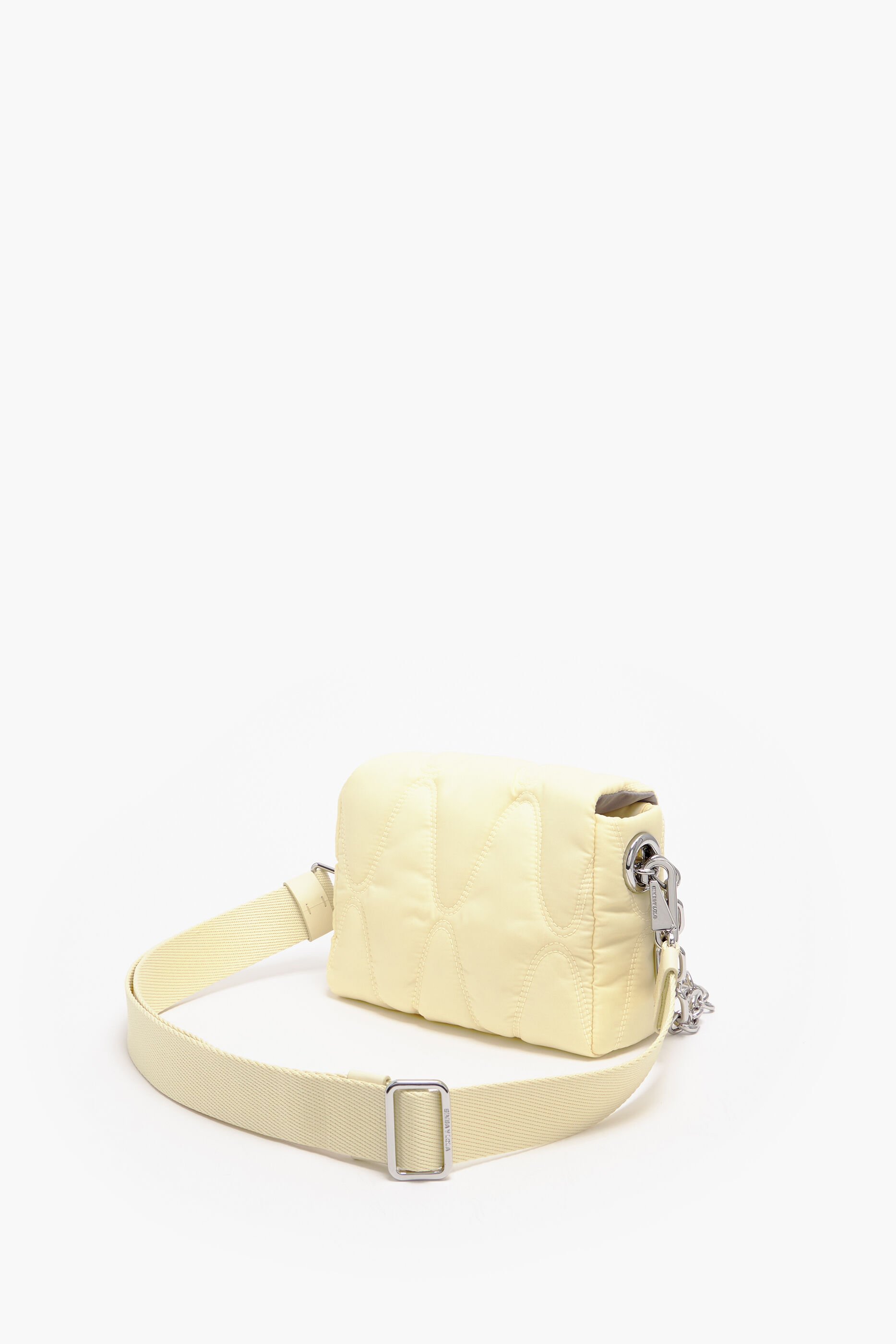 Bolsa transversal pequena de nylon na cor manteiga.