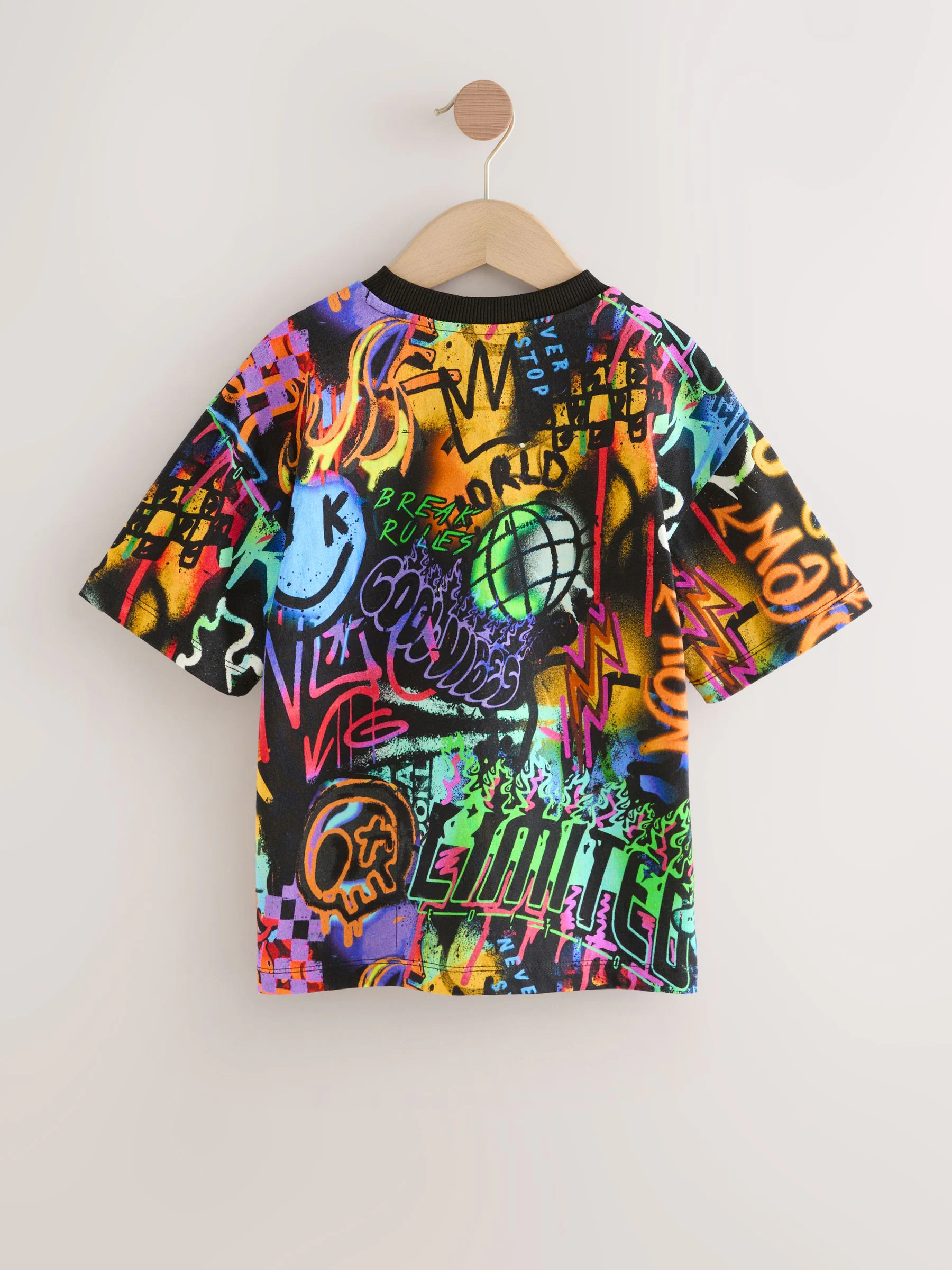 Zwart/Meerkleurig graffiti - Ruimvallend T-shirt met print en korte mouwen (3-16 jr)