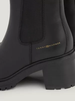 Botas de couro com salto médio e travas essenciais