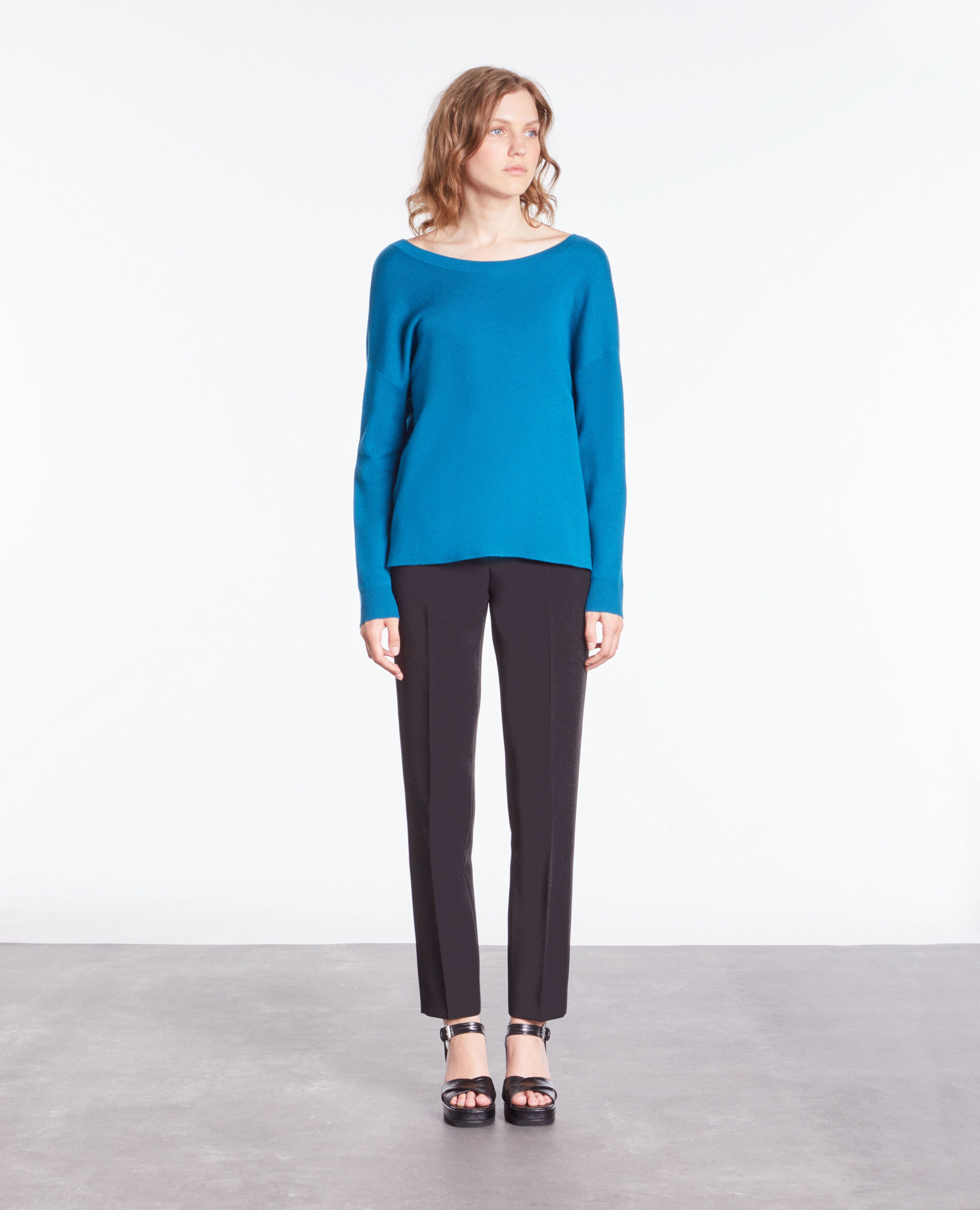 Pull bleu avec boutonnage dans le dos