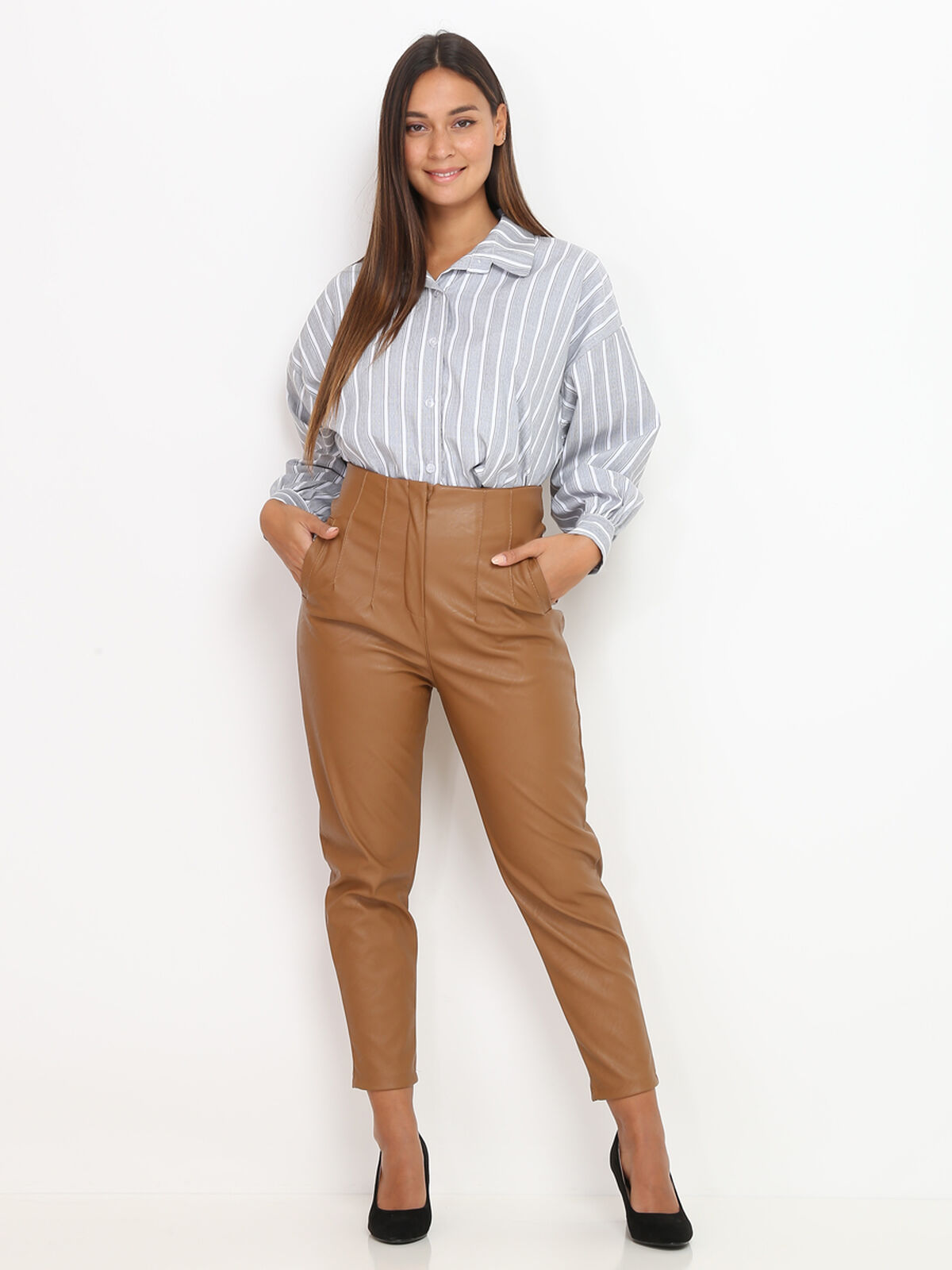 Pantalon droit à pinces en simili- Camel