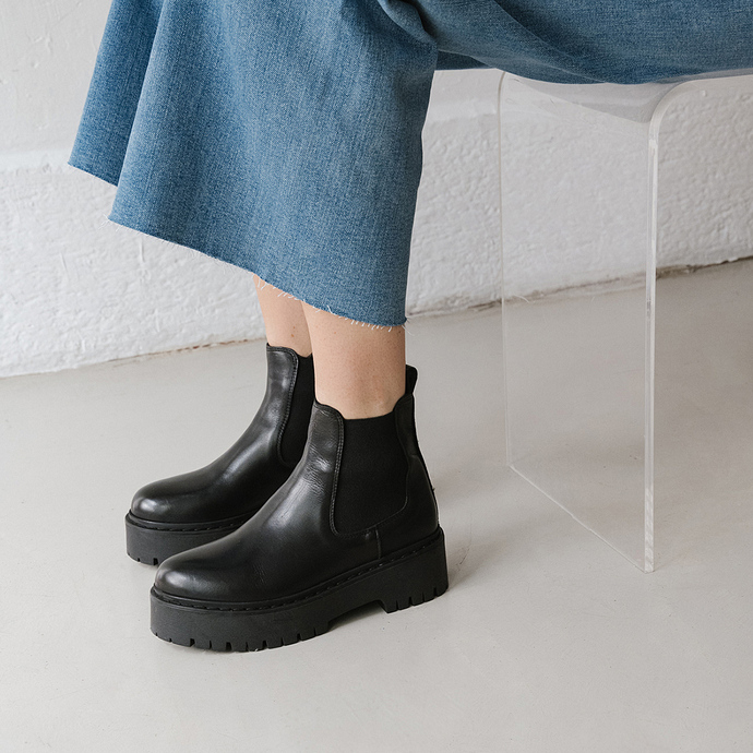Boots à plateformes et bouts ronds  en cuir noir