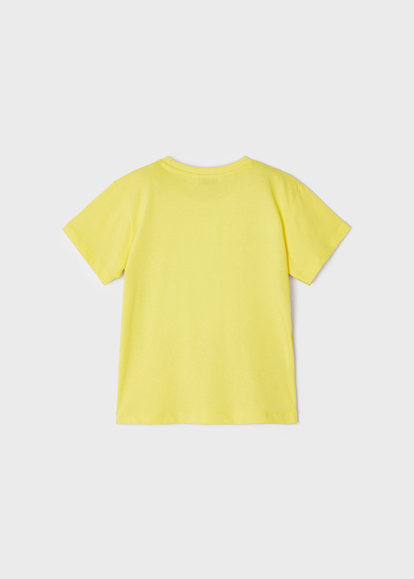 Camiseta infantil com estampa interativa, feita de algodão sustentável.