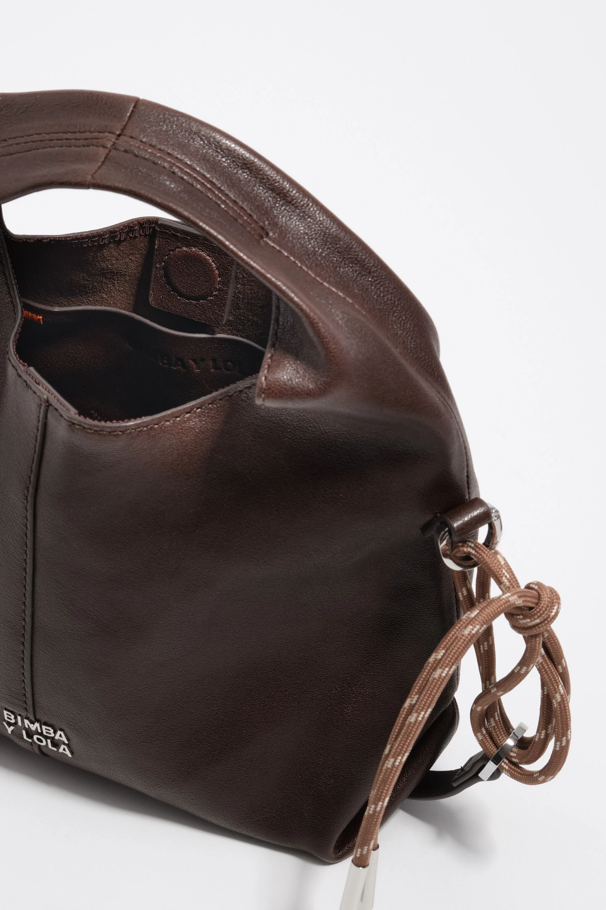 Bolsa transversal pequena de couro cor café.