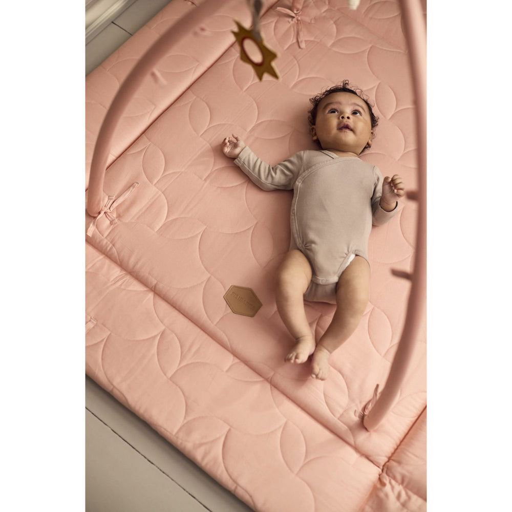 Køb FILIBABBA Misty Rose Activity Nest Soft Quilt