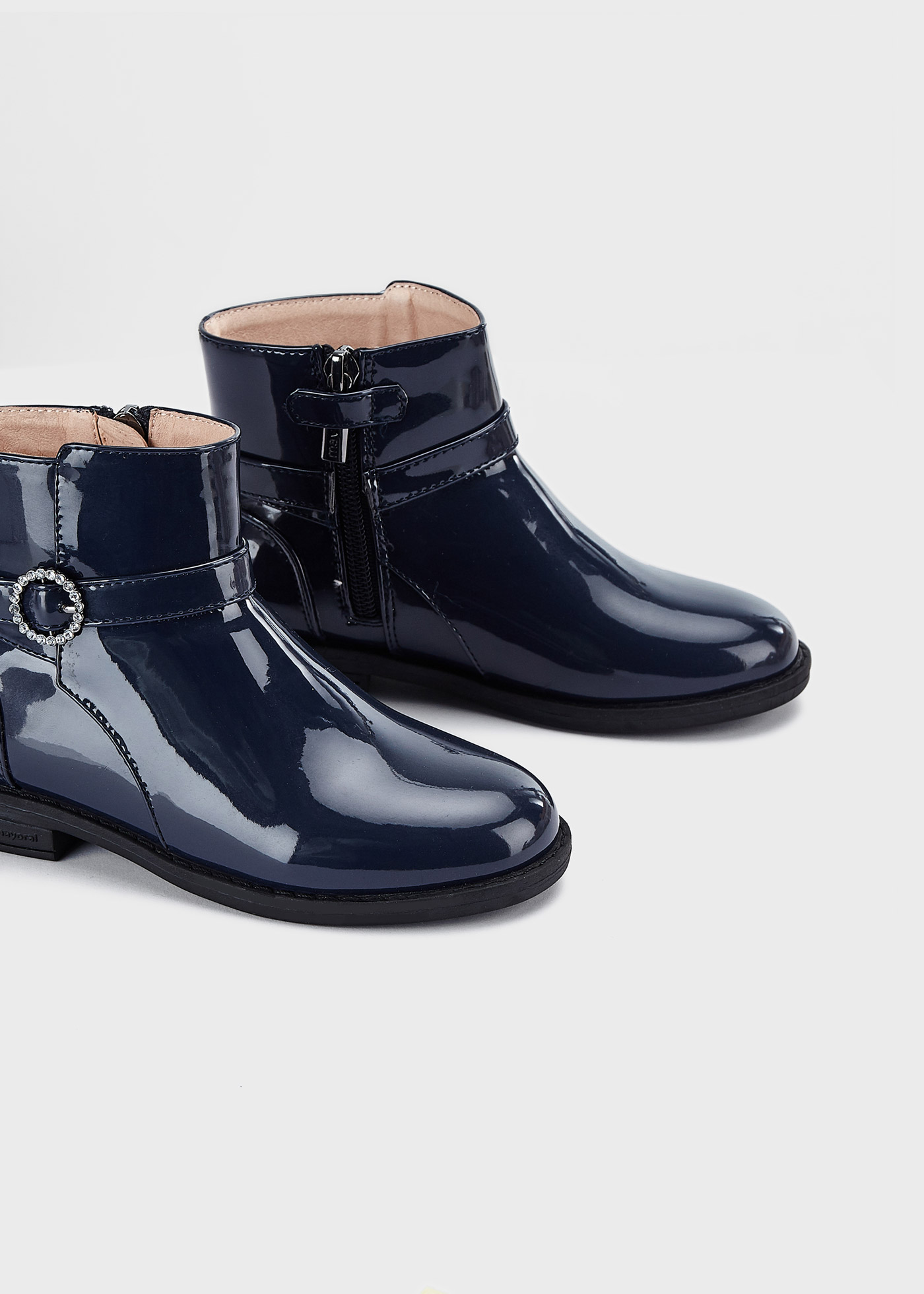 Botas de cano curto em verniz para meninas