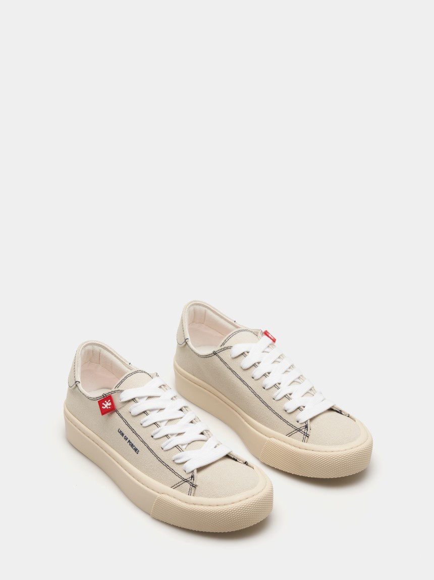 Sapatilhas em canvas com cordões