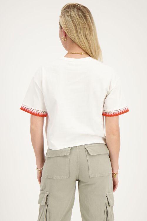 Wit t-shirt met gehaakt detail op mouw