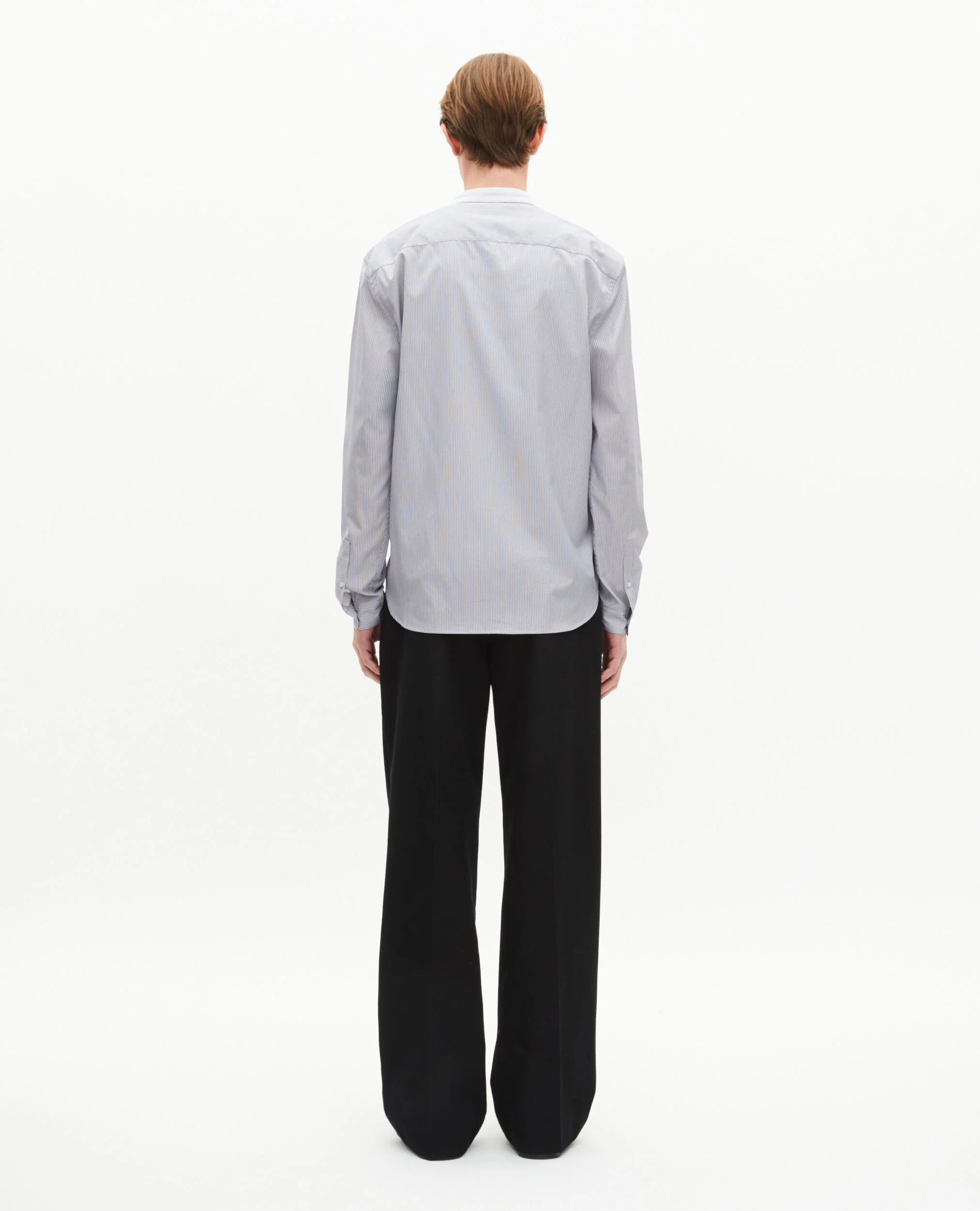 Chemise col officier à fines rayures bleu clair