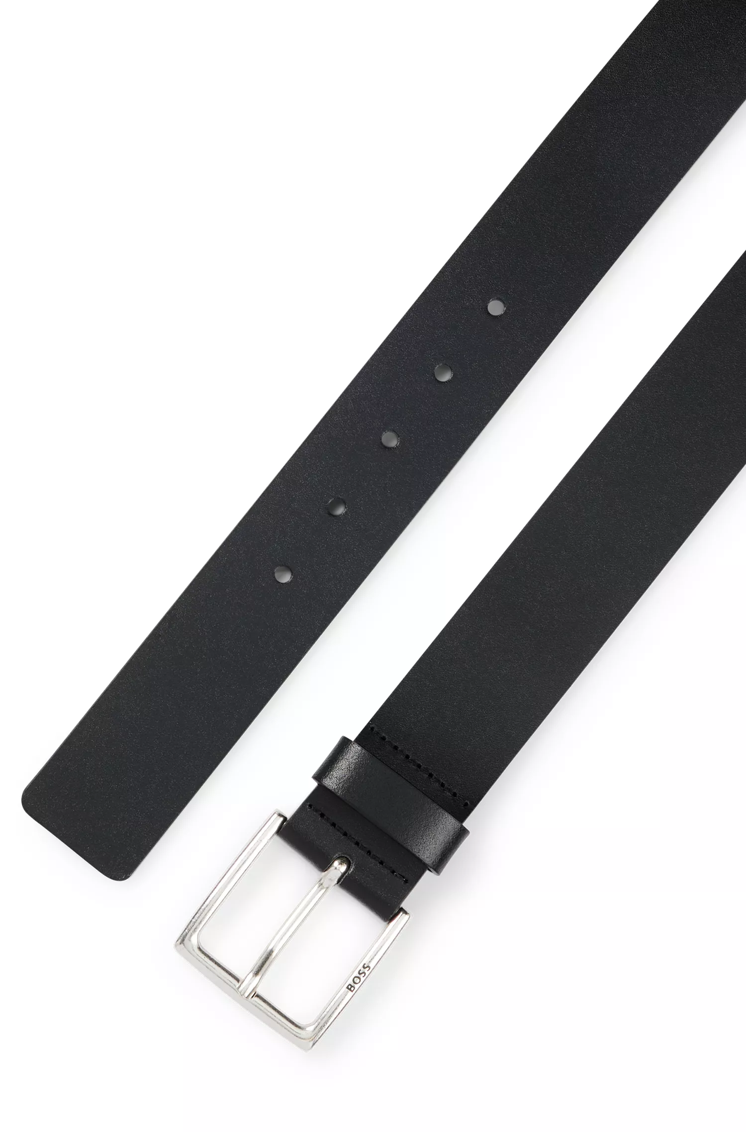 Cinto BOSS em couro italiano preto com detalhes em metal com efeito envelhecido.