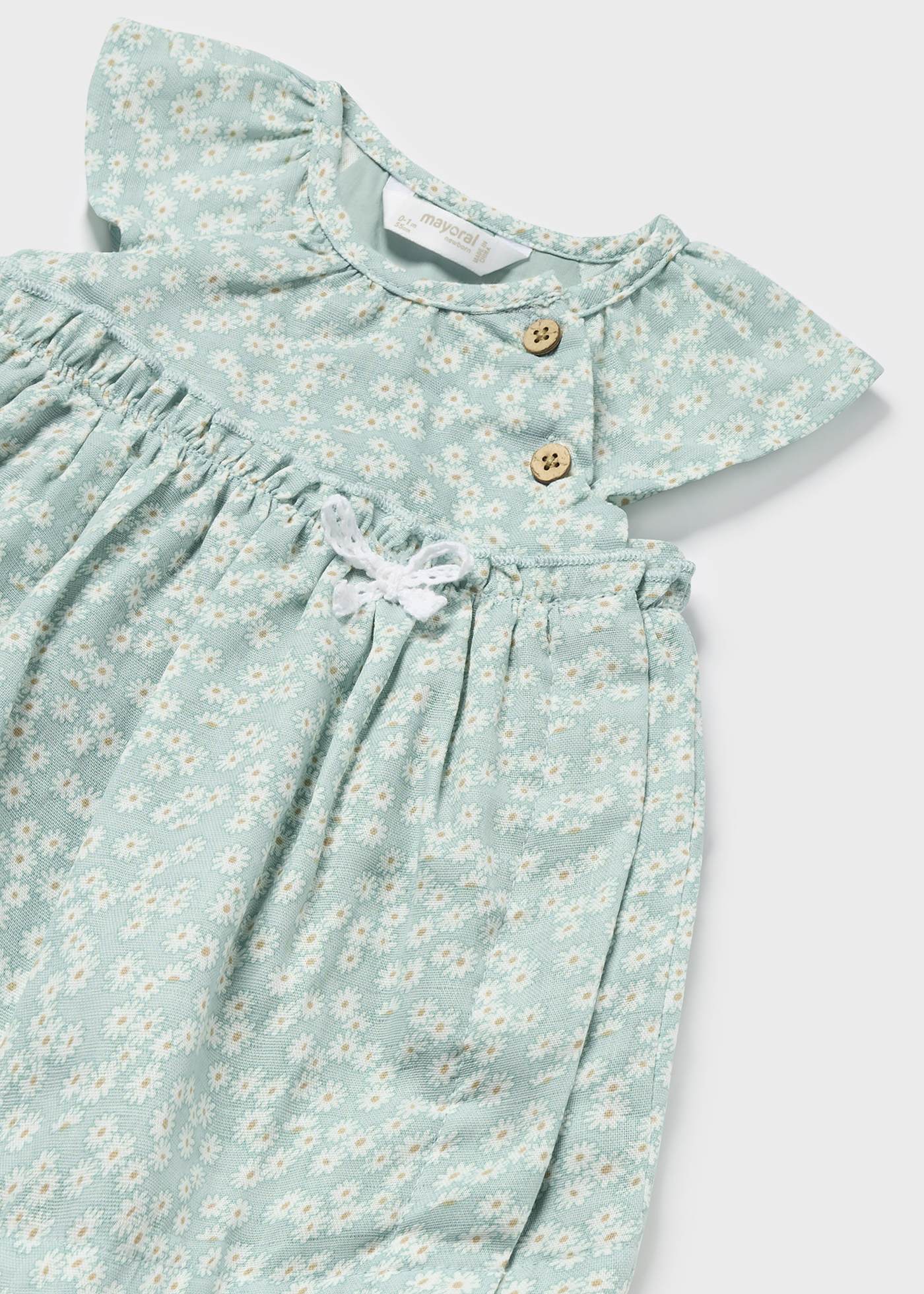 Vestido Jade para recém-nascido da Better Cotton com capa de fralda e faixa de cabelo.