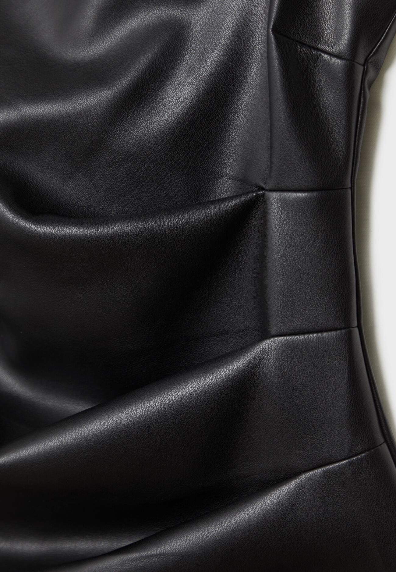 Vestido curto franzido em imitação de couro