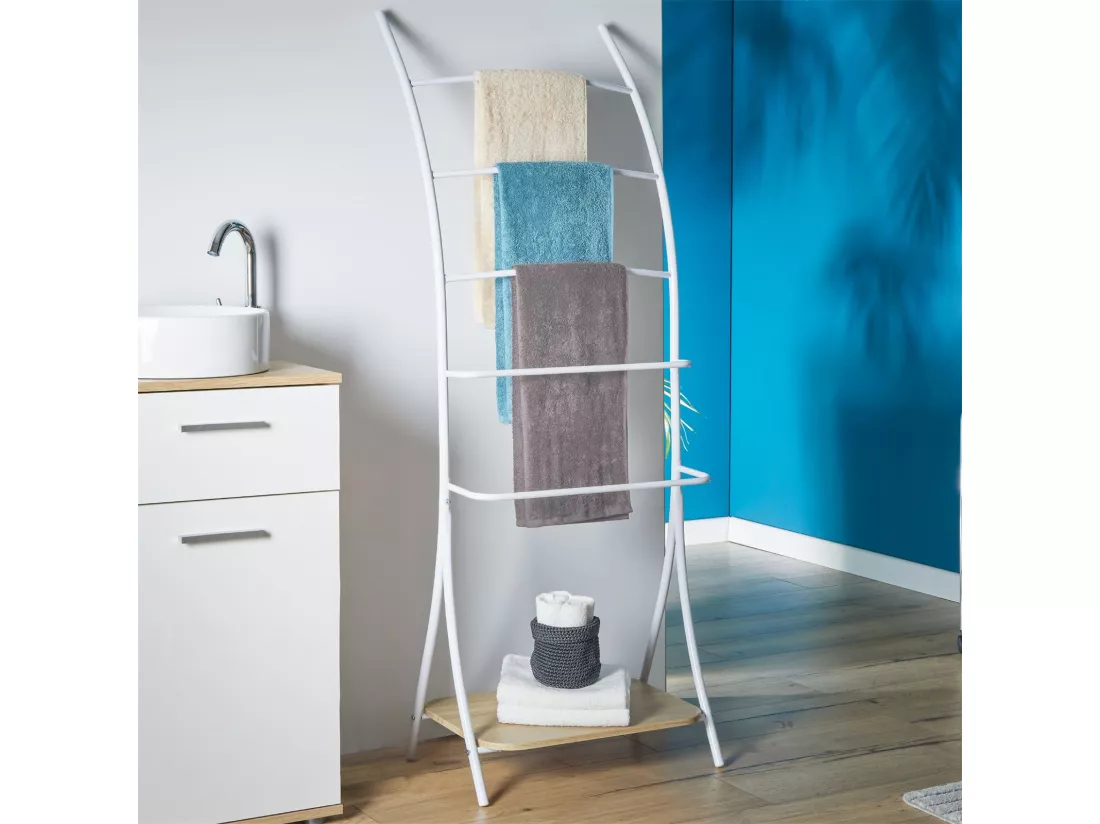 Porte-serviettes sur pied EDY portant pour linge de salles de bain avec 5 barres en métal laqué blanc, 1 étagère en MDF chêne sonoma