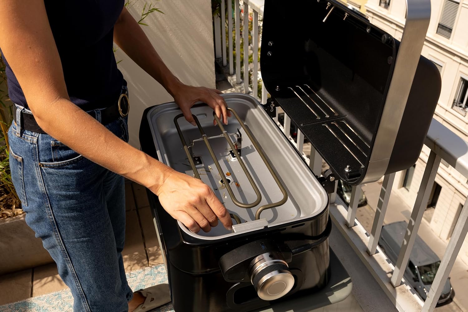Campingaz Attitude2go Barbecue de table électrique | Barbecue électrique d'intérieur & d'extérieur, portable | 2200 W | Grille de cuisson en fonte | 4 personnes | Pour balcon & camping