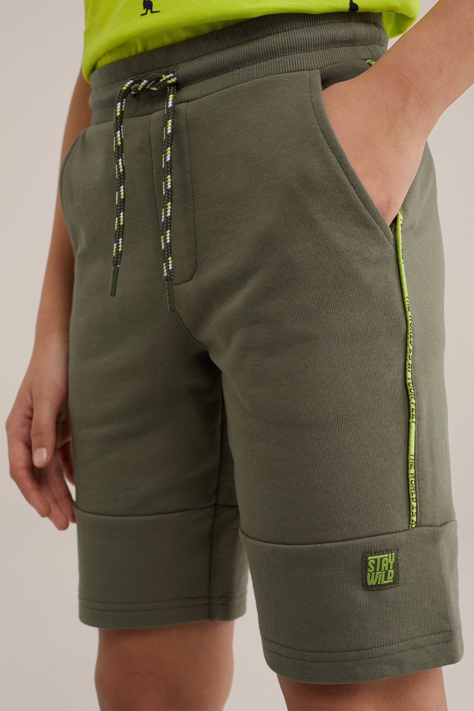 Jongens sweatshort met tapedetail WE Fashion Khaki