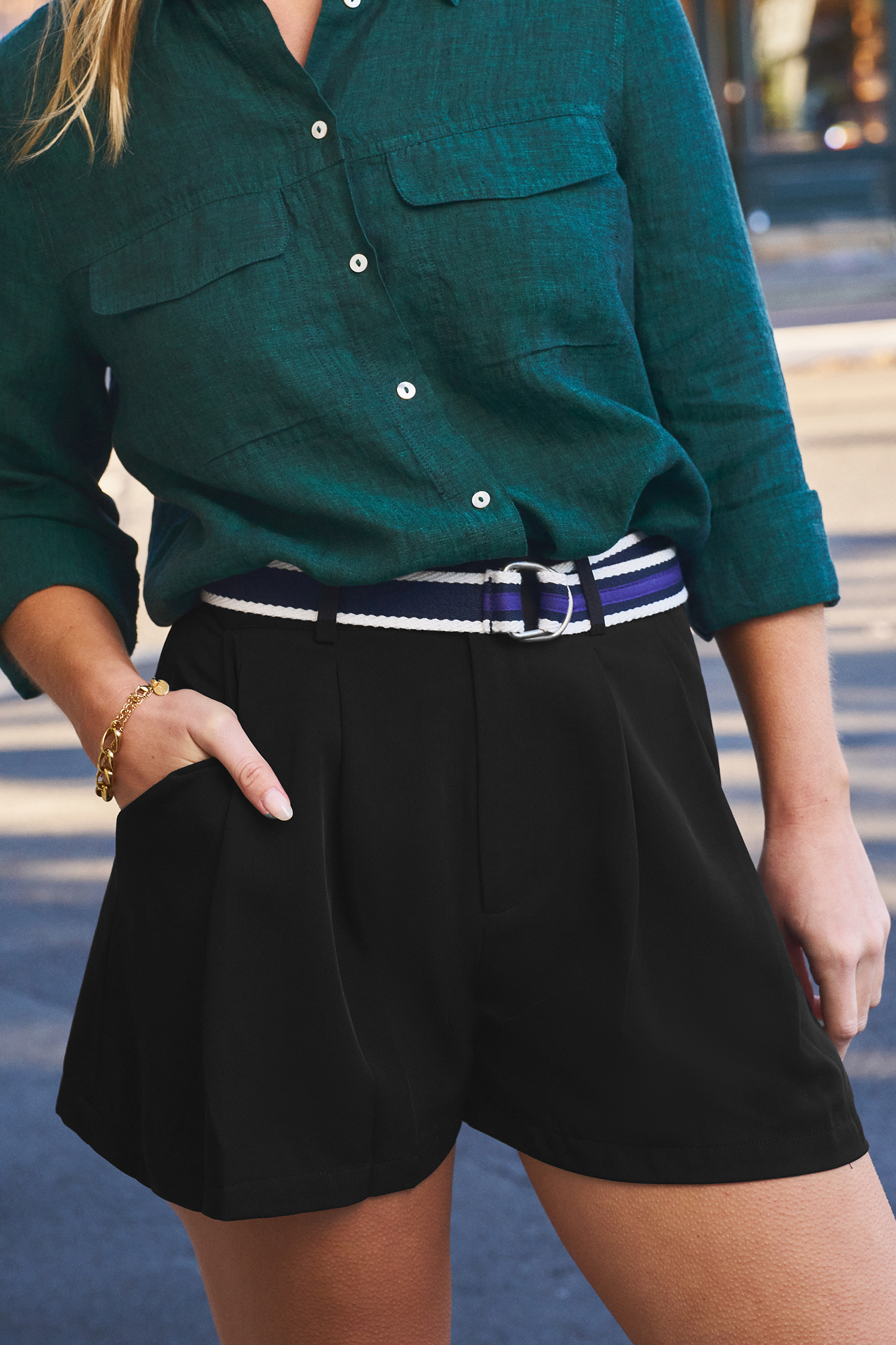 Short taille haute à braguette zippée avec bouton noir