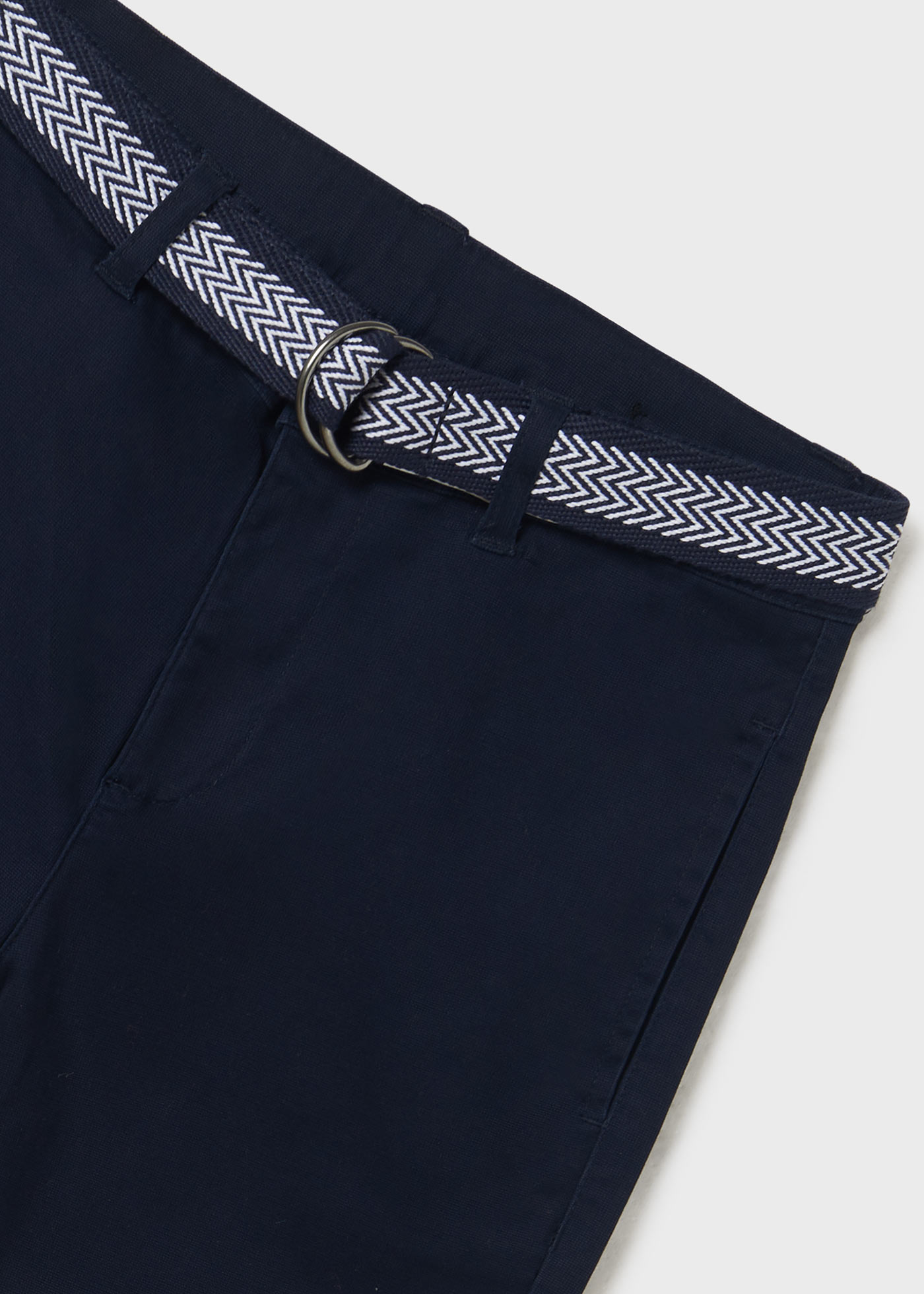 Calça chino em piqué com cinto pequeno.