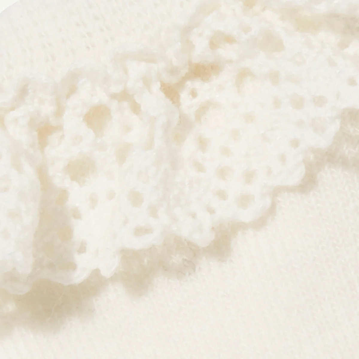 LES CHAUSSETTES UNIES AVEC DÉTAILS EN BRODERIE