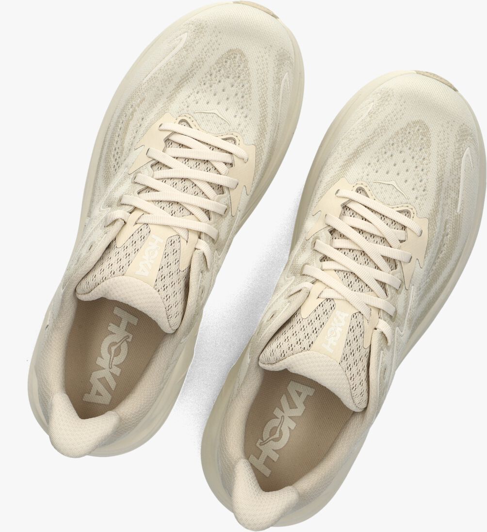 beige hoka lage sneakers clifton 10