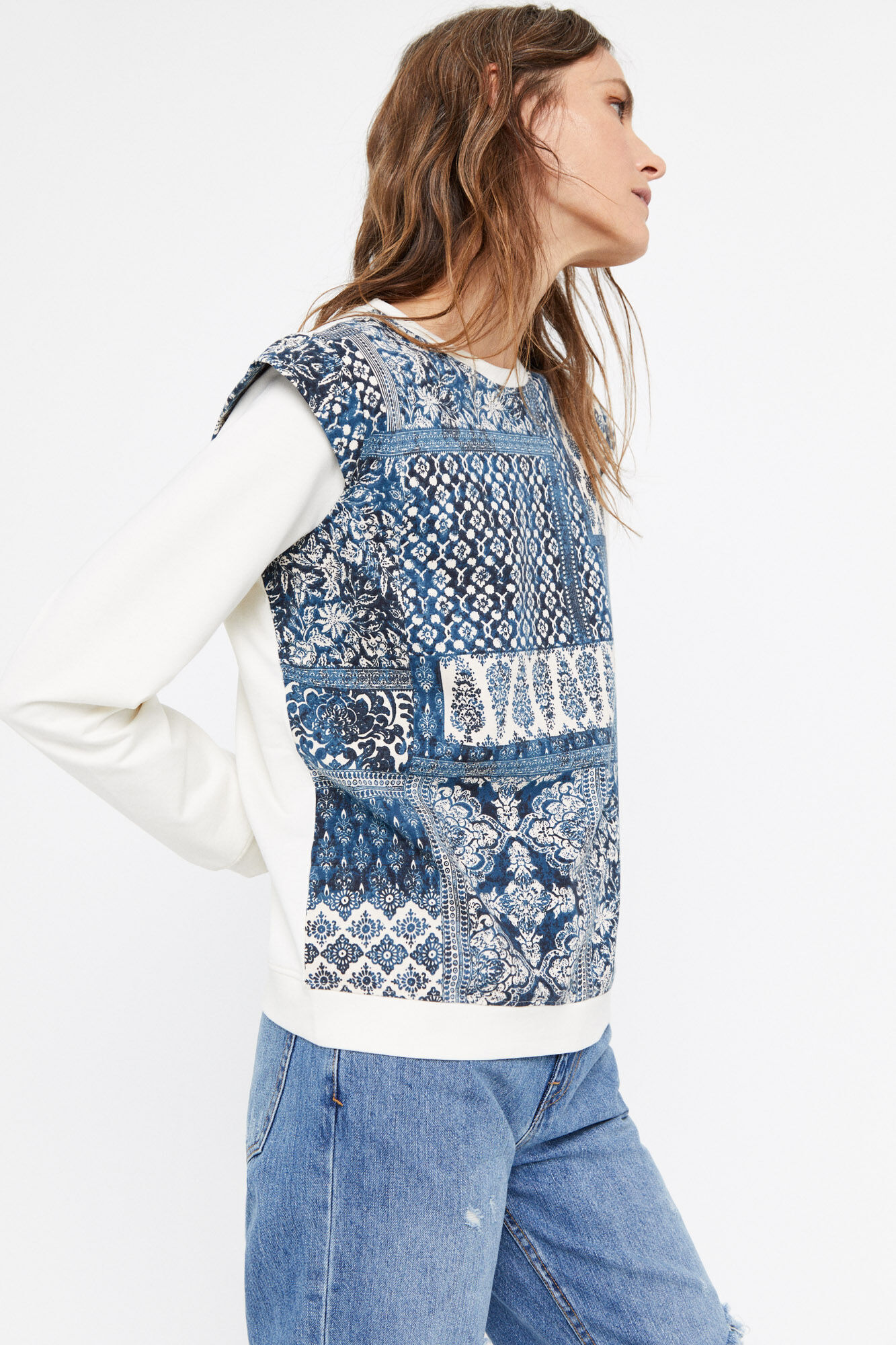 Blusa de moletom plissada estampada com estampa de lenço - Marfim