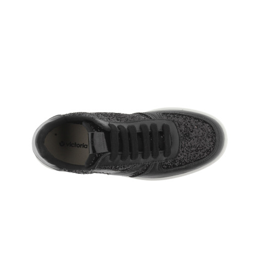 Tênis Victoria Madrid com textura e glitter, monocromático preto com detalhes em couro no mesmo tom.