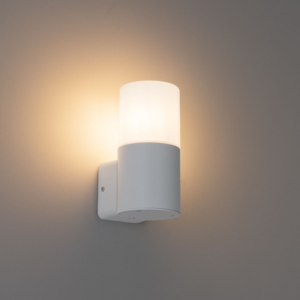 Moderne buiten wandlamp wit met opaal witte kap IP44 - Odense