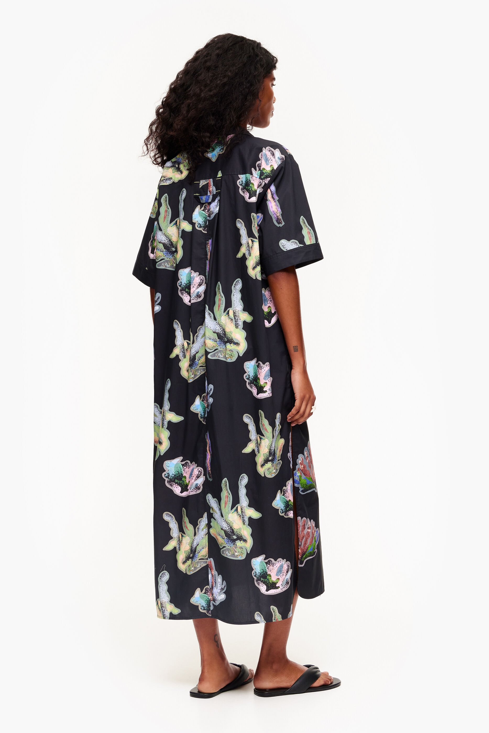 Vestido camisa estampado em tons de coral e cinza