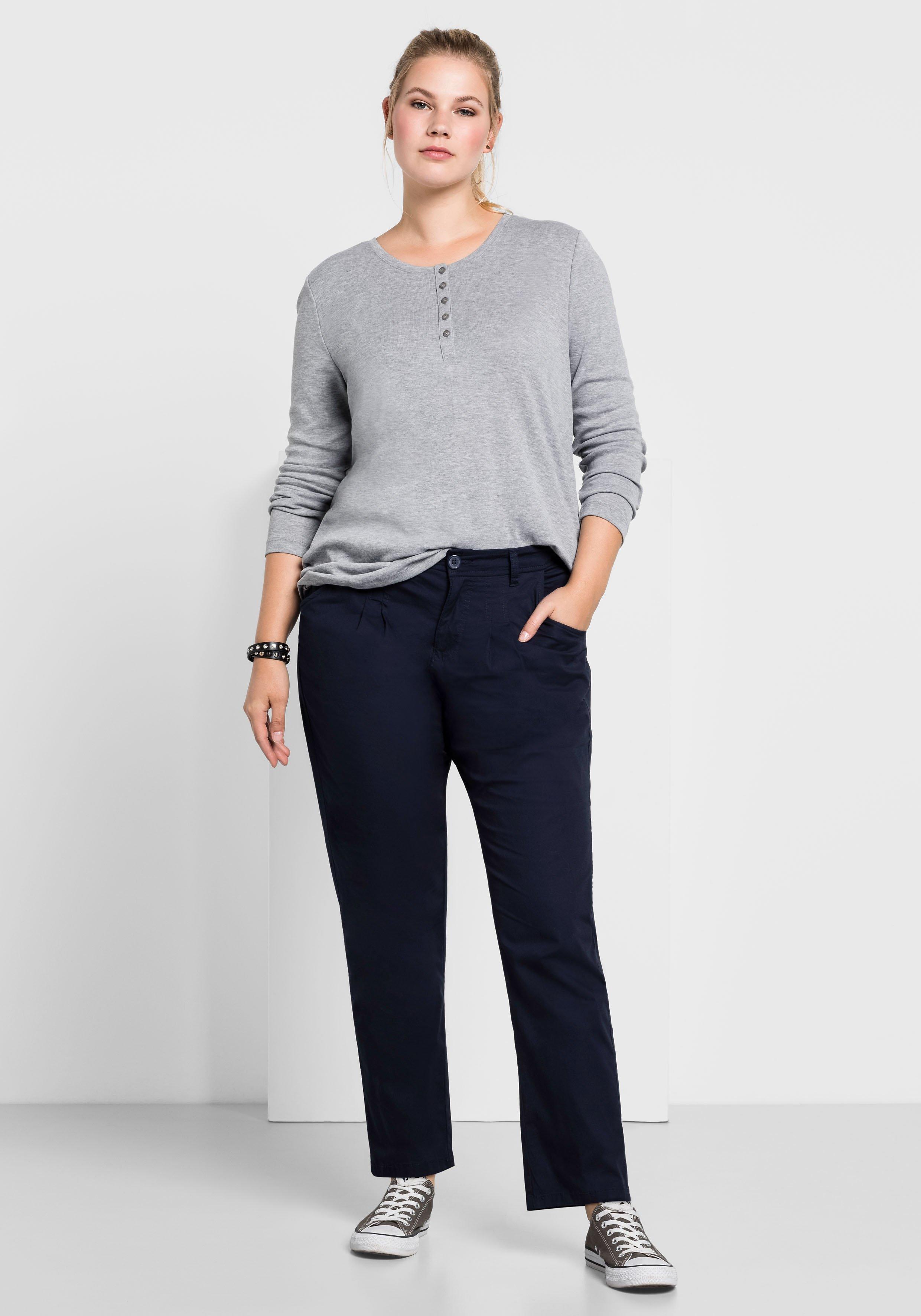 Schmal zulaufende Chinohose mit Bundfalten