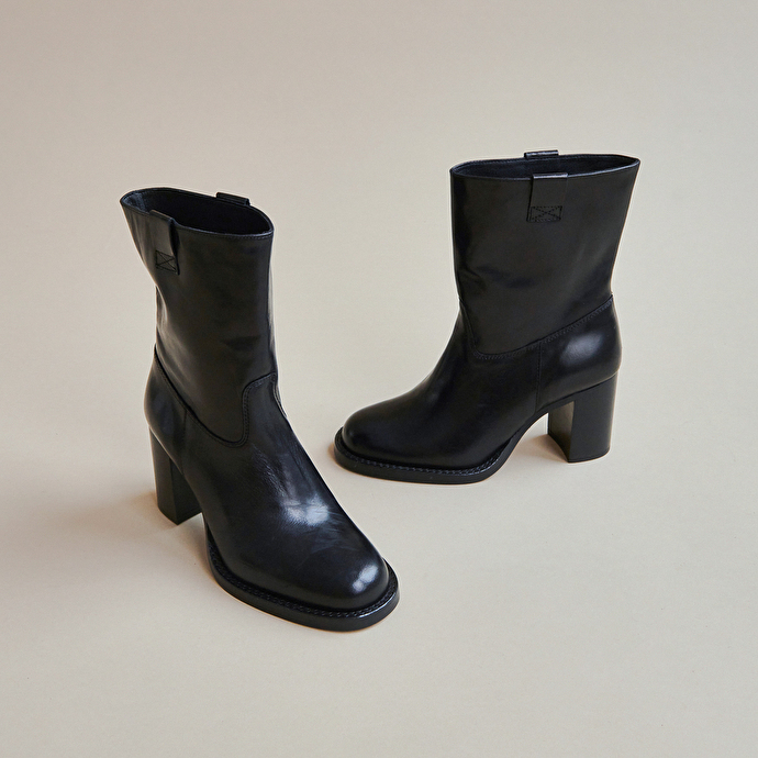 Bottines à talons et découpes  en cuir noir