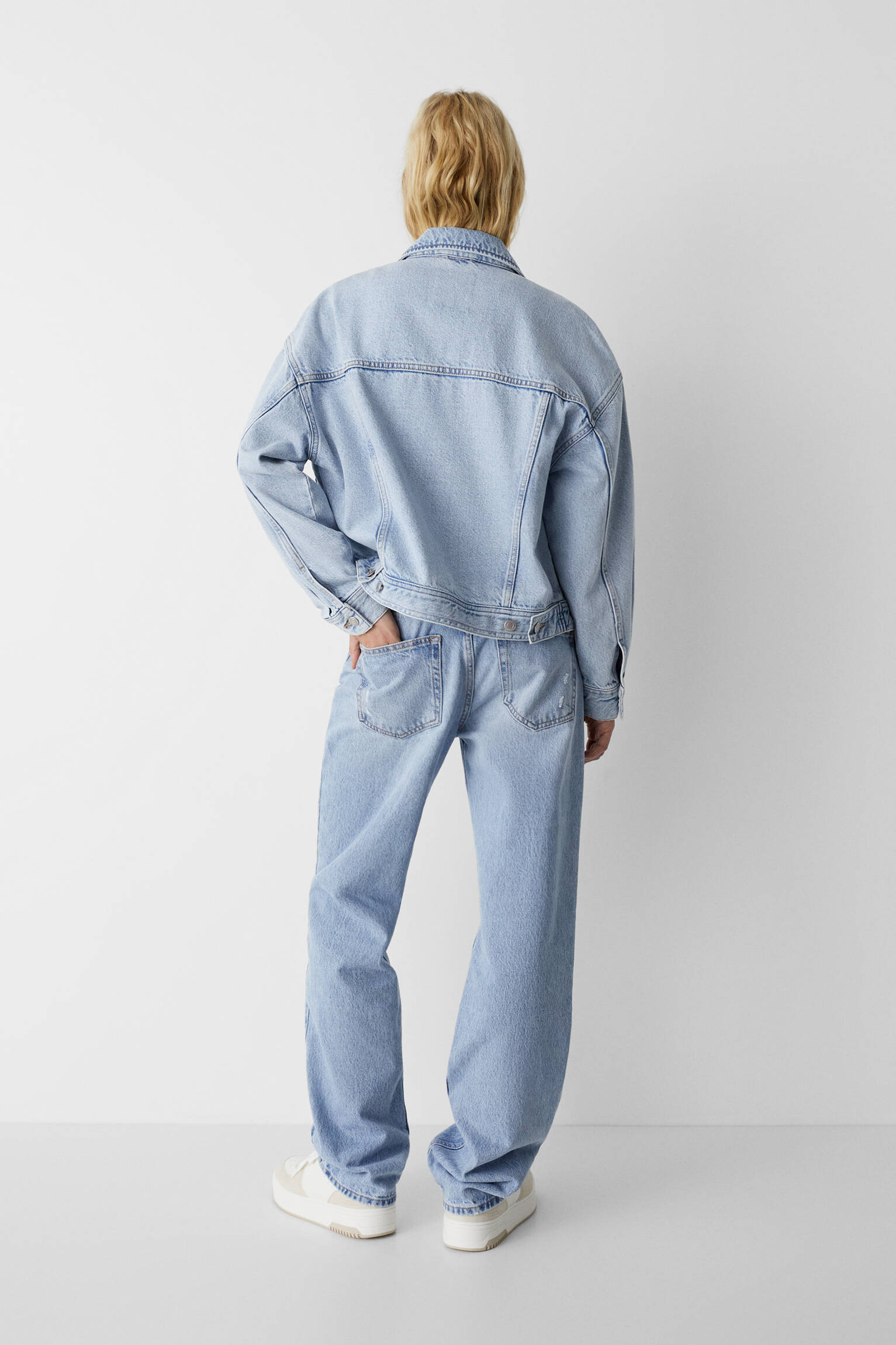 Jaqueta jeans com ombros à mostra - azul claro