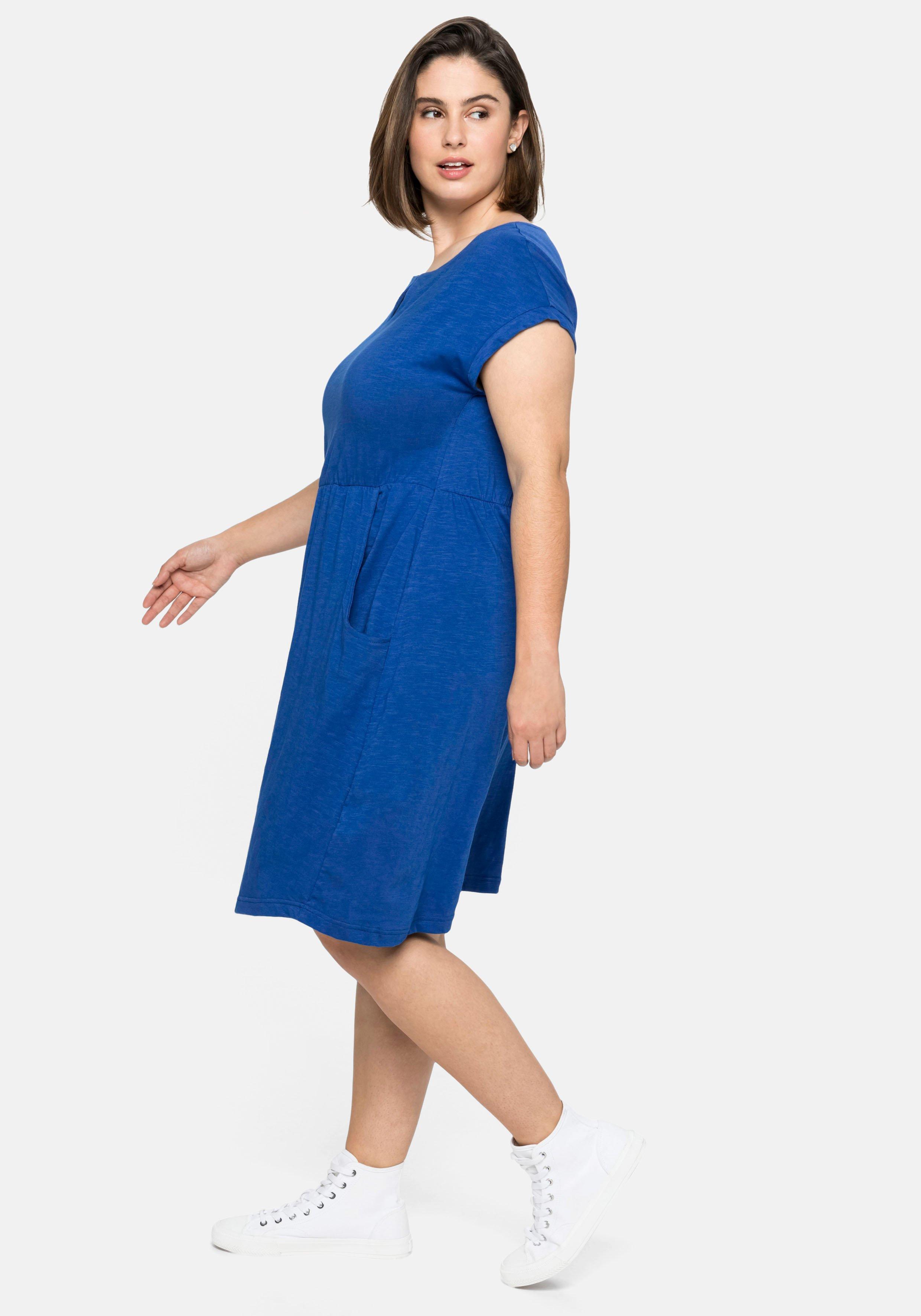 Jerseykleid mit weitem Ausschnitt und Taschen