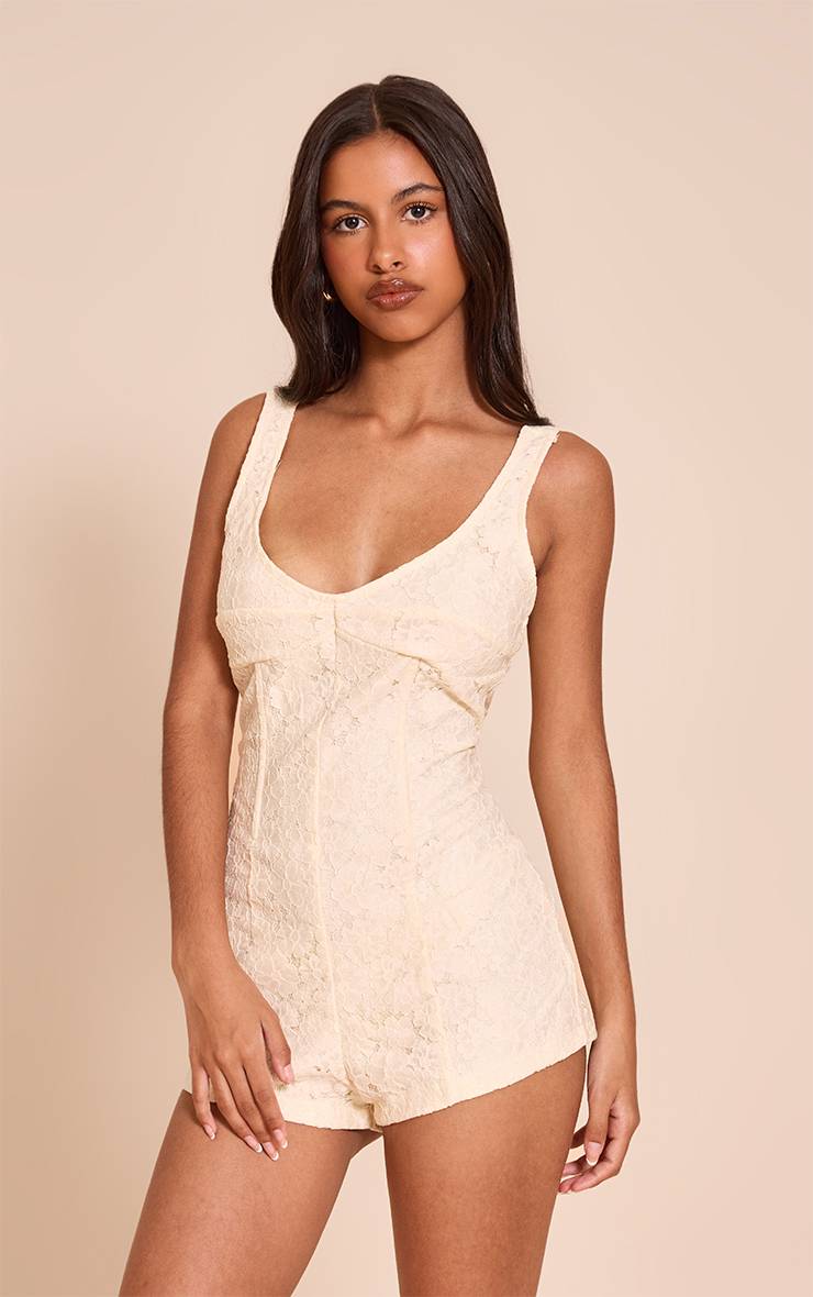 Pale Yellow Combinaison Courte Ajustée En Dentelle Petite