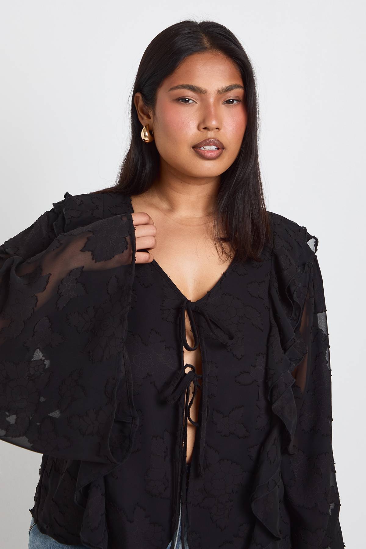 boohoo Blouse Grande Taille À Volants Devant Et Lien Noué
