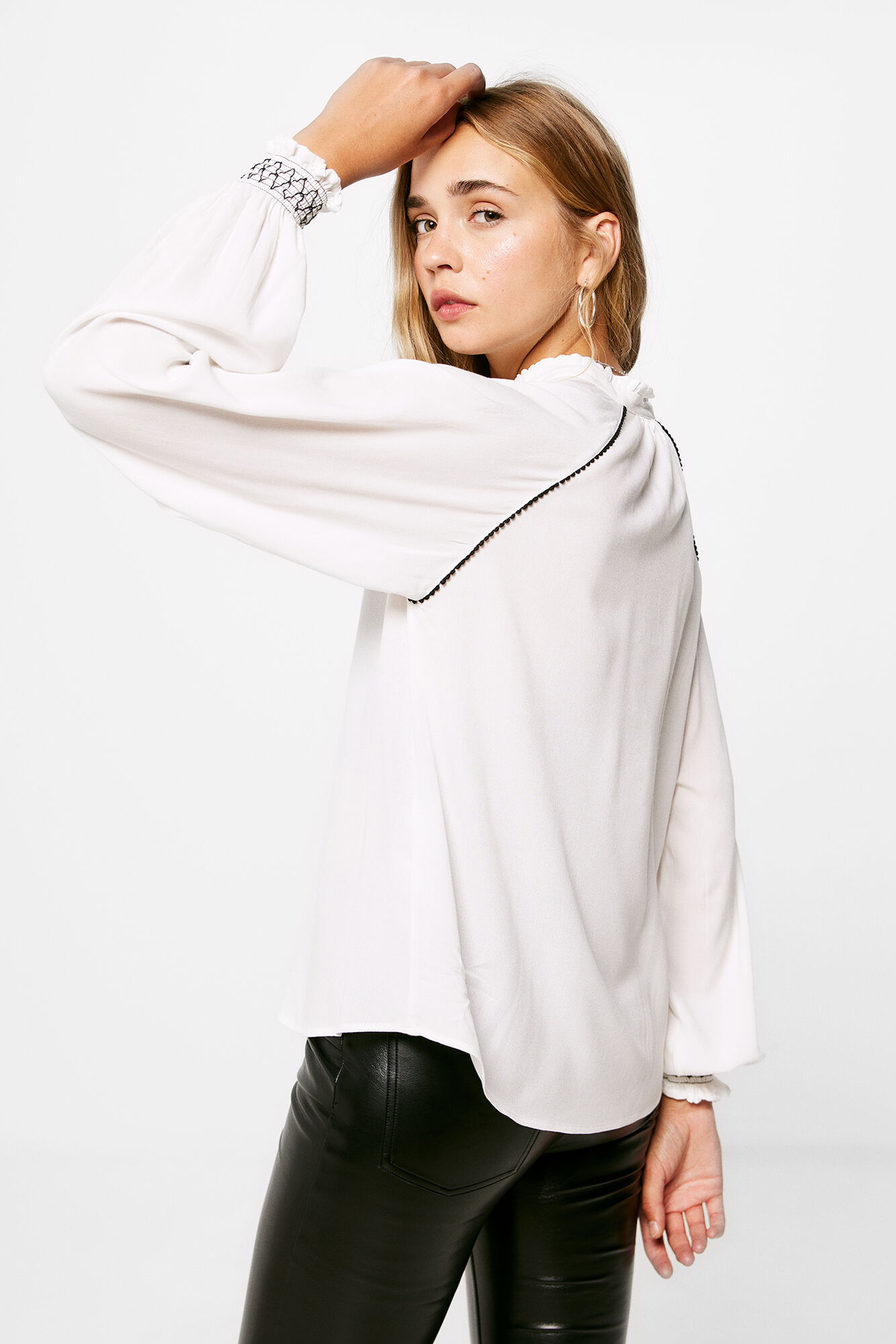 Blusa de renda com bolinhas contrastantes