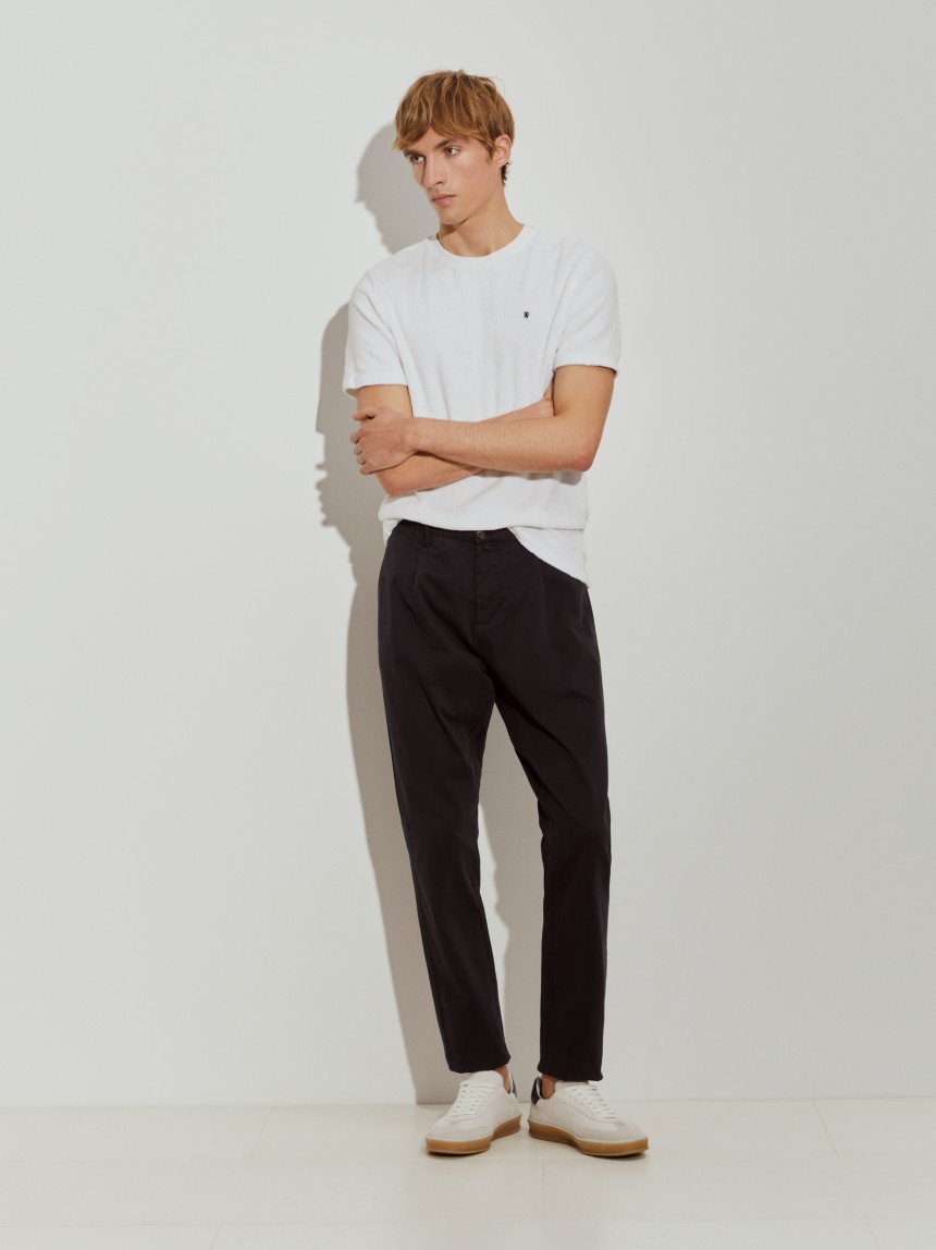 Calças chino regular fit com pregas