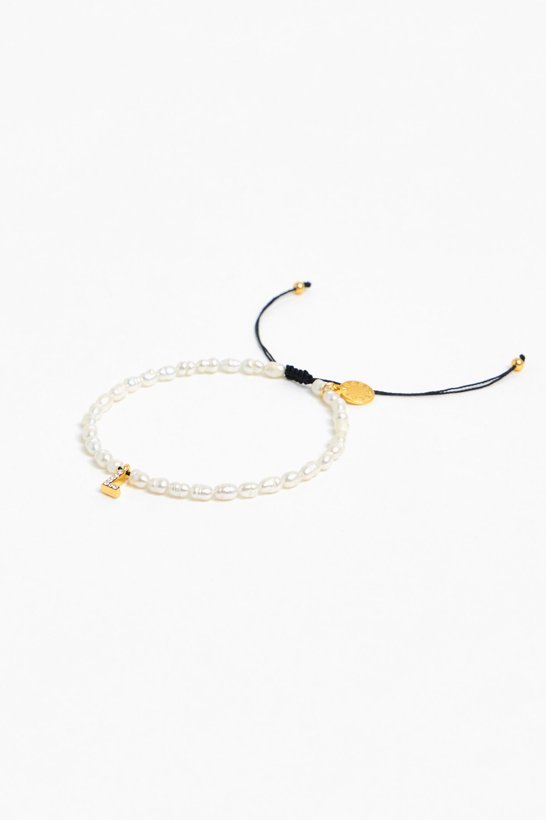 Pulseira de pérolas com a letra L