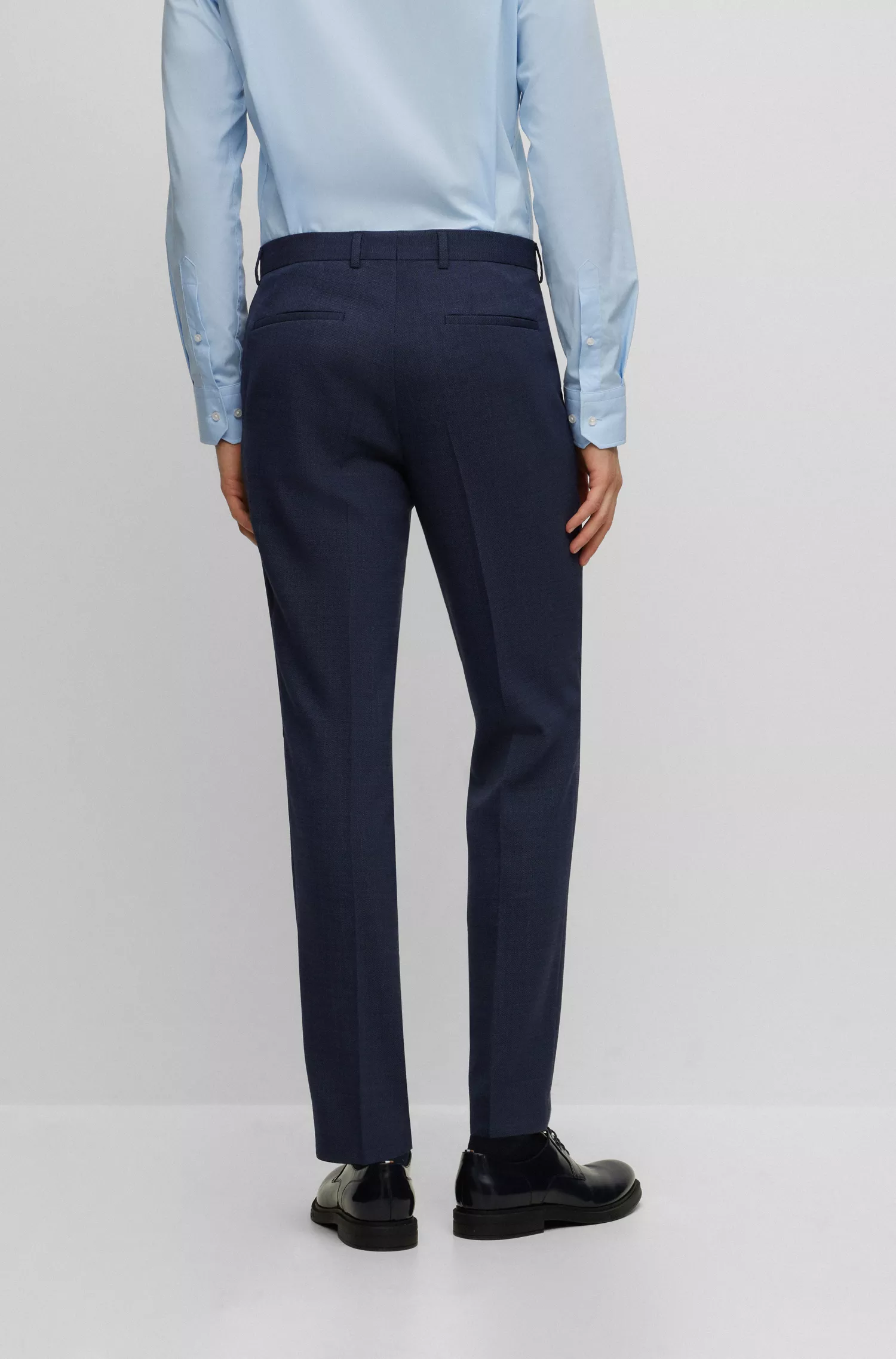 Calça BOSS preta, corte regular, em tecido elástico com microestampa.