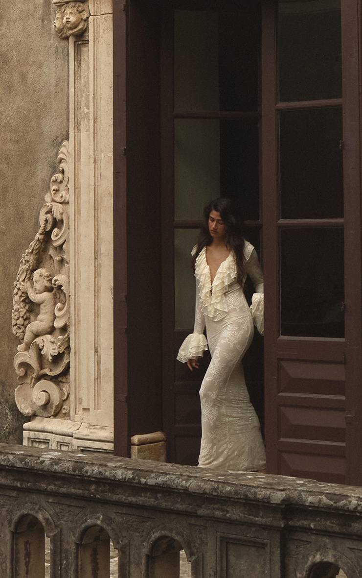 Crème Robe Maxi Drapée À Volants Extrêmes Et Détails De Manchettes En Dentelle Transparente Plt Label