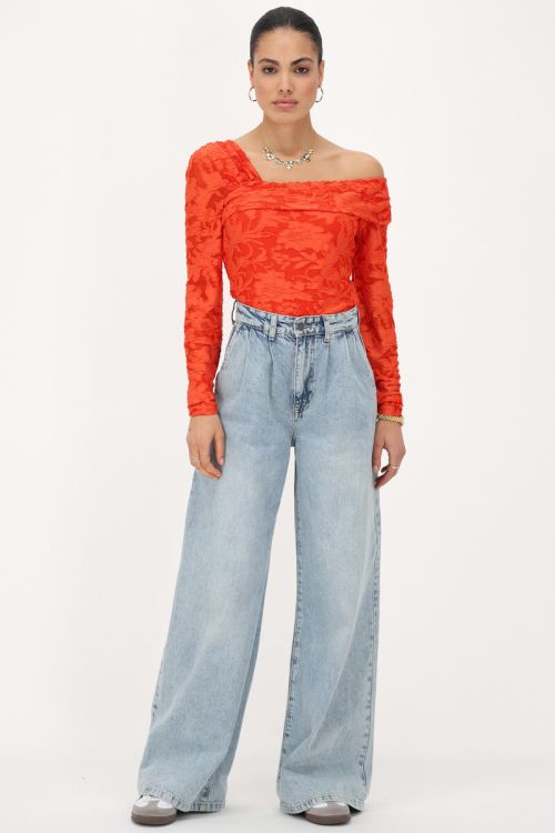 Oranje asymmetrische top met bloemen