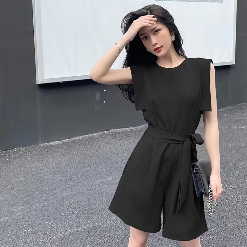 Yilda - Mouwloze romper met strikceintuur