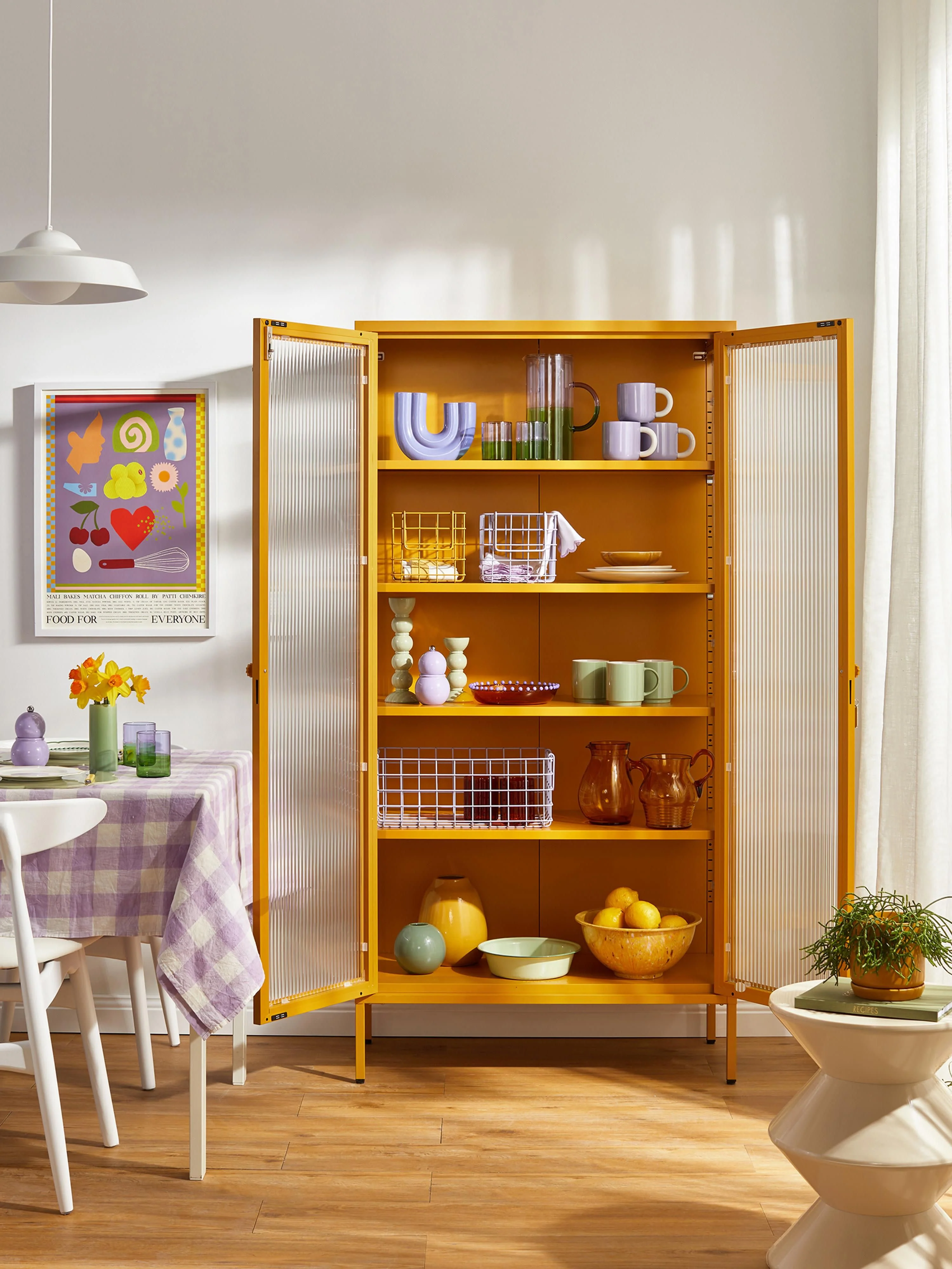 Metalen vitrinekast The Collector met geribbeld glas
