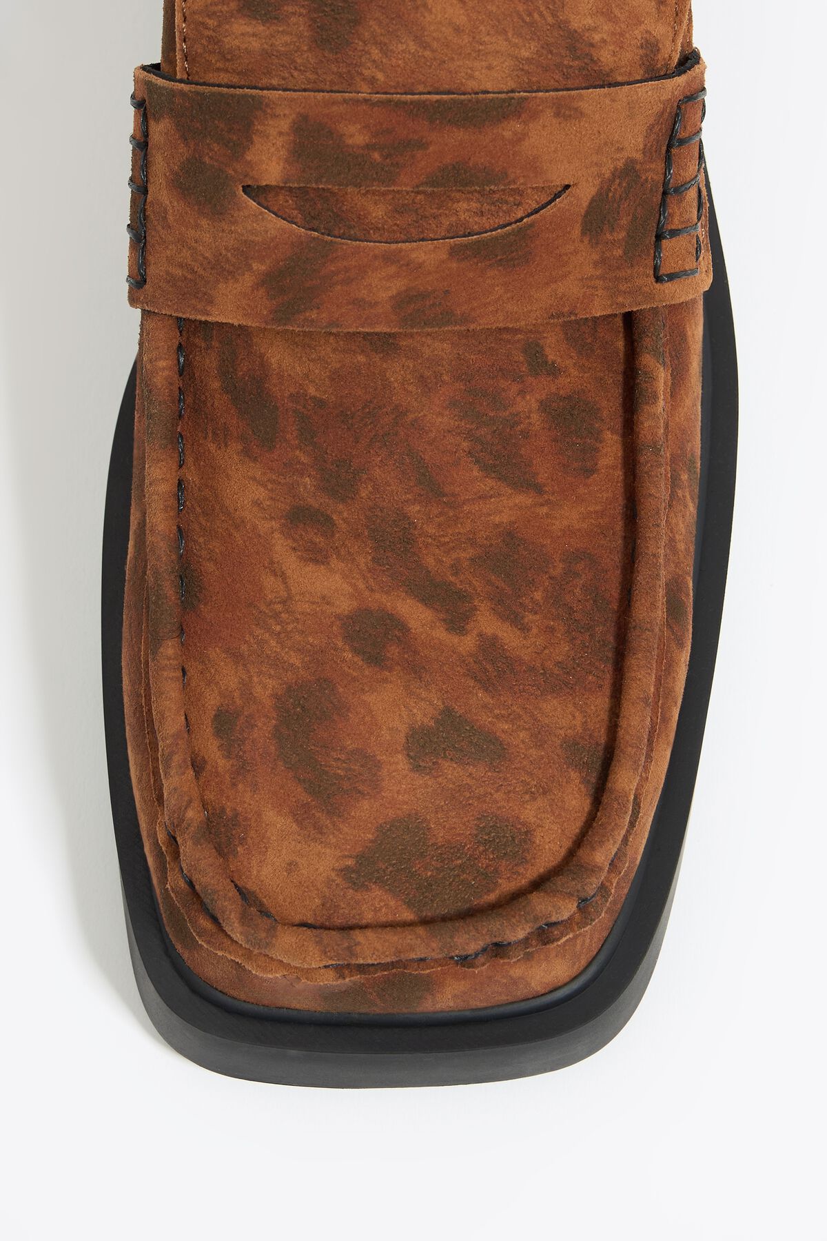 Mocassim de camurça com estampa de leopardo