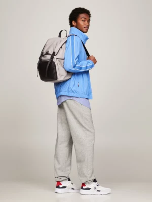 Mochila com fecho de aba e logotipo